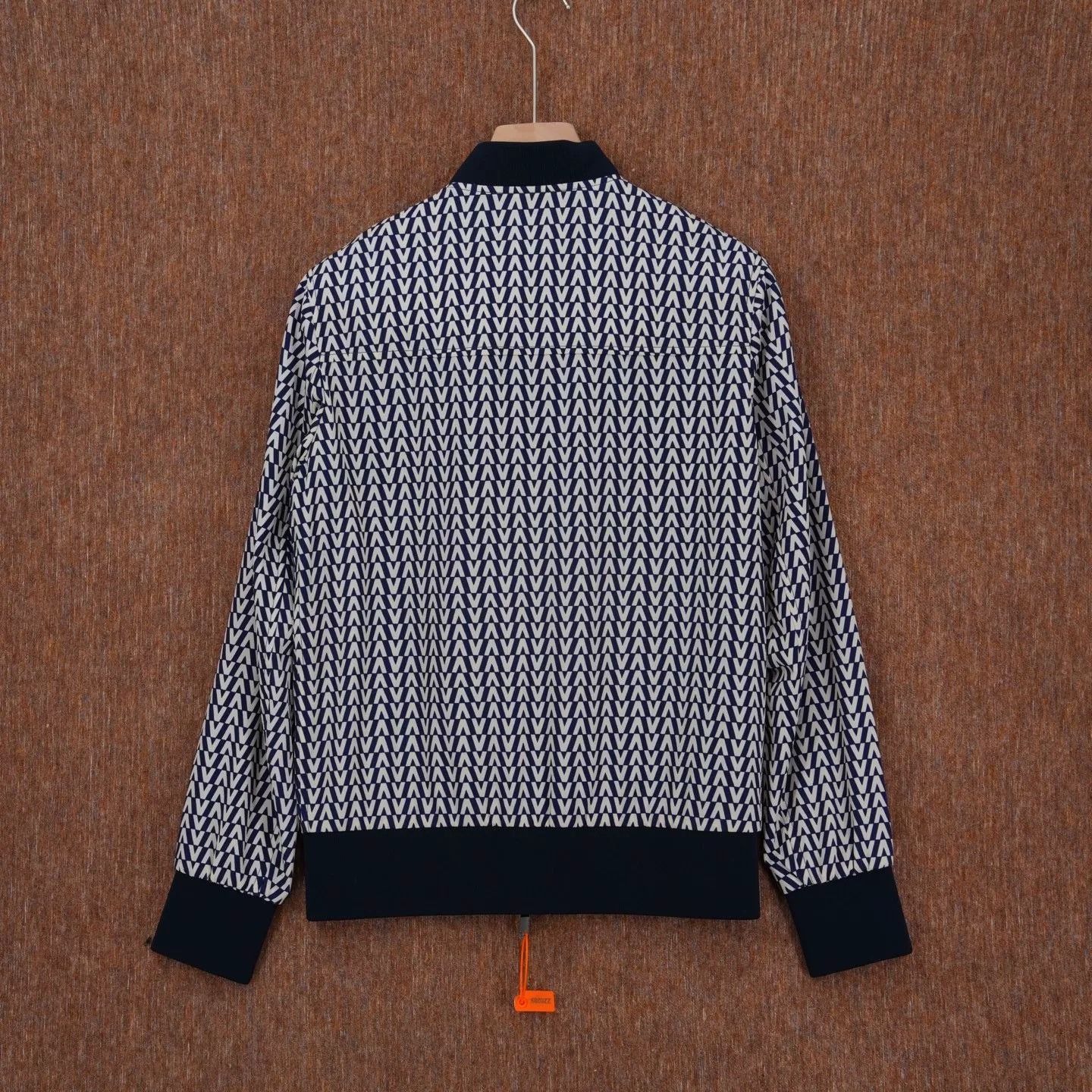 Valentino valentino v logo full print jacket size 44 Size US L / EU 52-54 / 3 - 2 Thumbnail