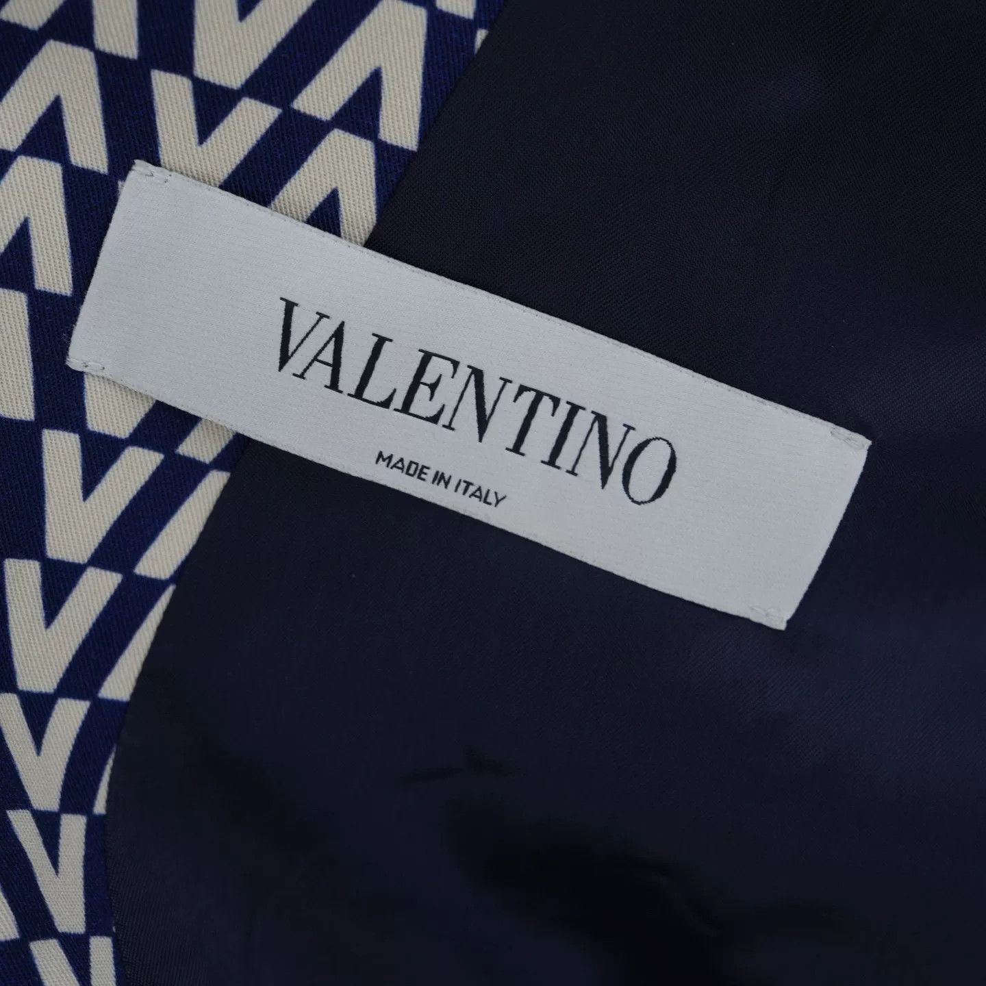 Valentino valentino v logo full print jacket size 44 Size US L / EU 52-54 / 3 - 5 Thumbnail