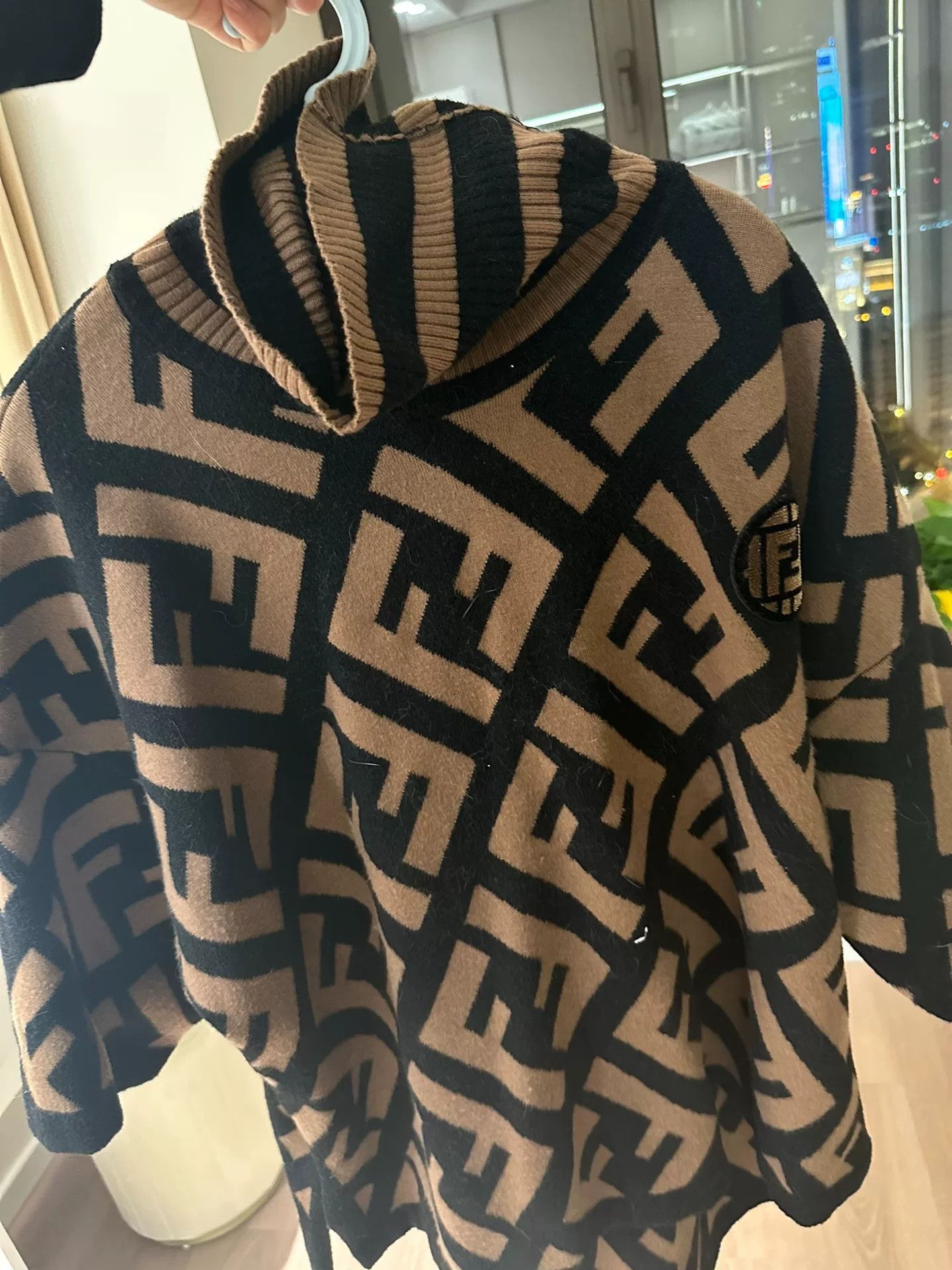 Fendi fendi logo poncho sweater in brown tones Size US M / EU 48-50 / 2 - 3 Thumbnail