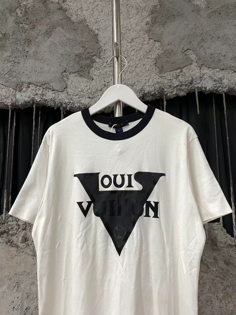 Louis Vuitton Louis Vuitton Flocked Slogan Cutout Triangle Short-Sleeve Size US XL / EU 56 / 4 - 3 Thumbnail