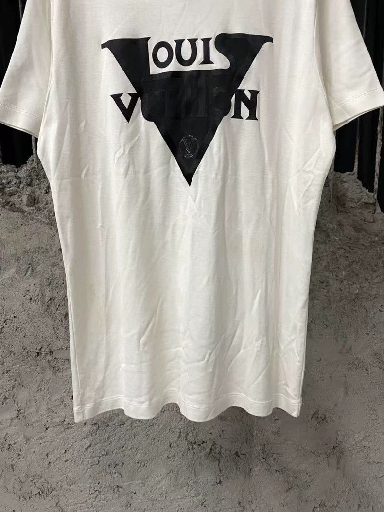 Louis Vuitton Louis Vuitton Flocked Slogan Cutout Triangle Short-Sleeve Size US XL / EU 56 / 4 - 4 Thumbnail