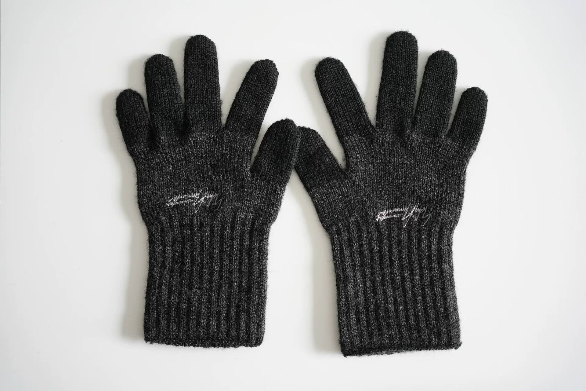 Yohji Yamamoto Yohji Yamamoto Black Gray Embroidered Gloves Size ONE SIZE - 2 Thumbnail