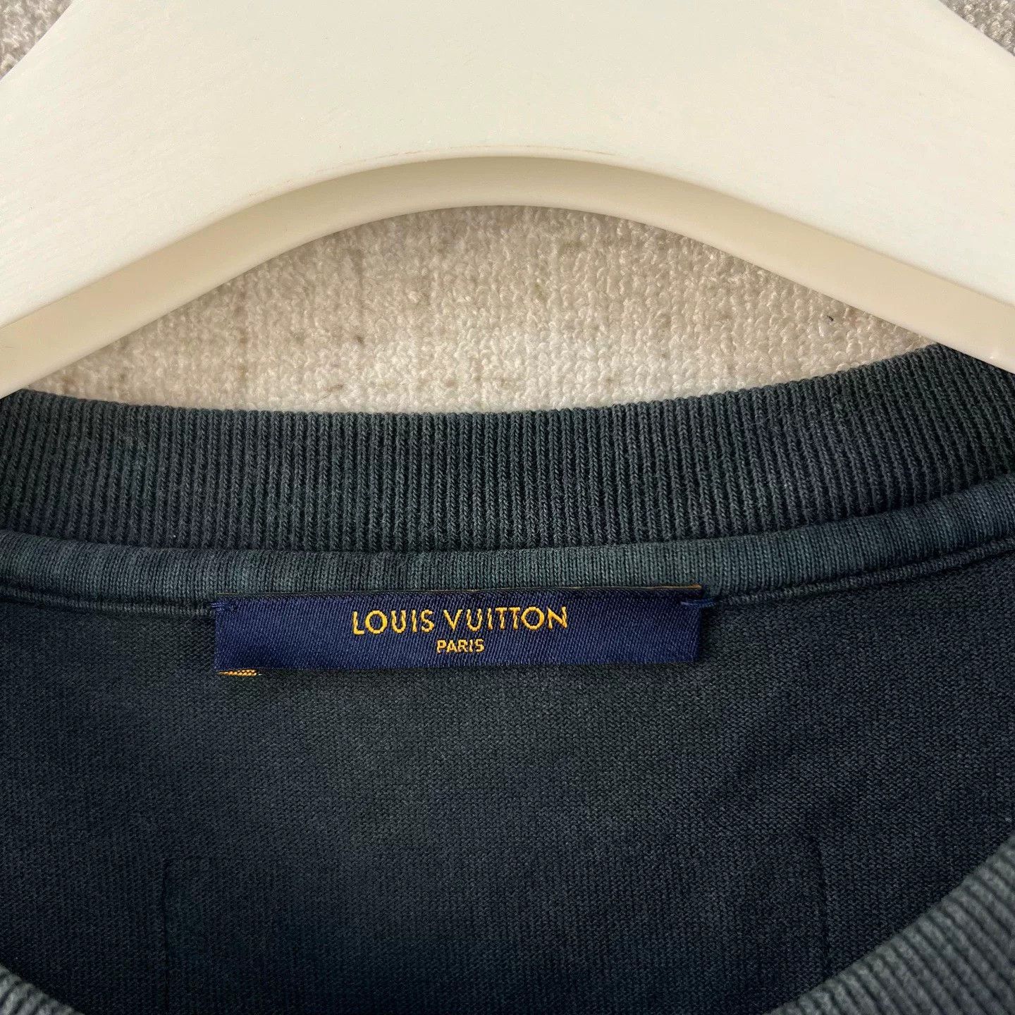 Louis Vuitton LOUIS VUITTON FW21 Solid Back Logo Tee Size US XL / EU 56 / 4 - 4 Thumbnail