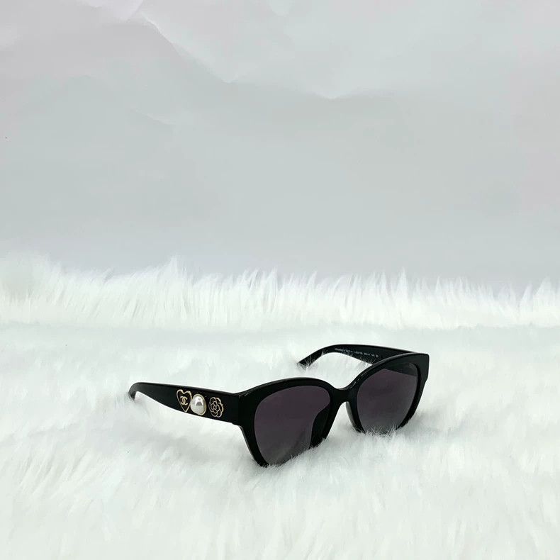 Chanel Chanel Black Camellia Pearl Sunglasses Size ONE SIZE - 2 Thumbnail