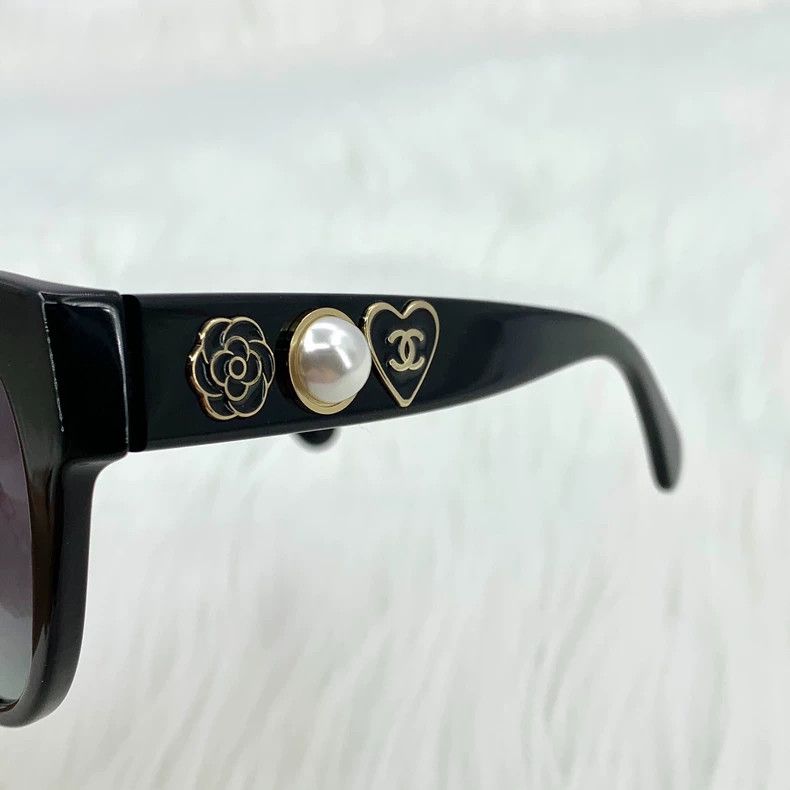 Chanel Chanel Black Camellia Pearl Sunglasses Size ONE SIZE - 6 Thumbnail
