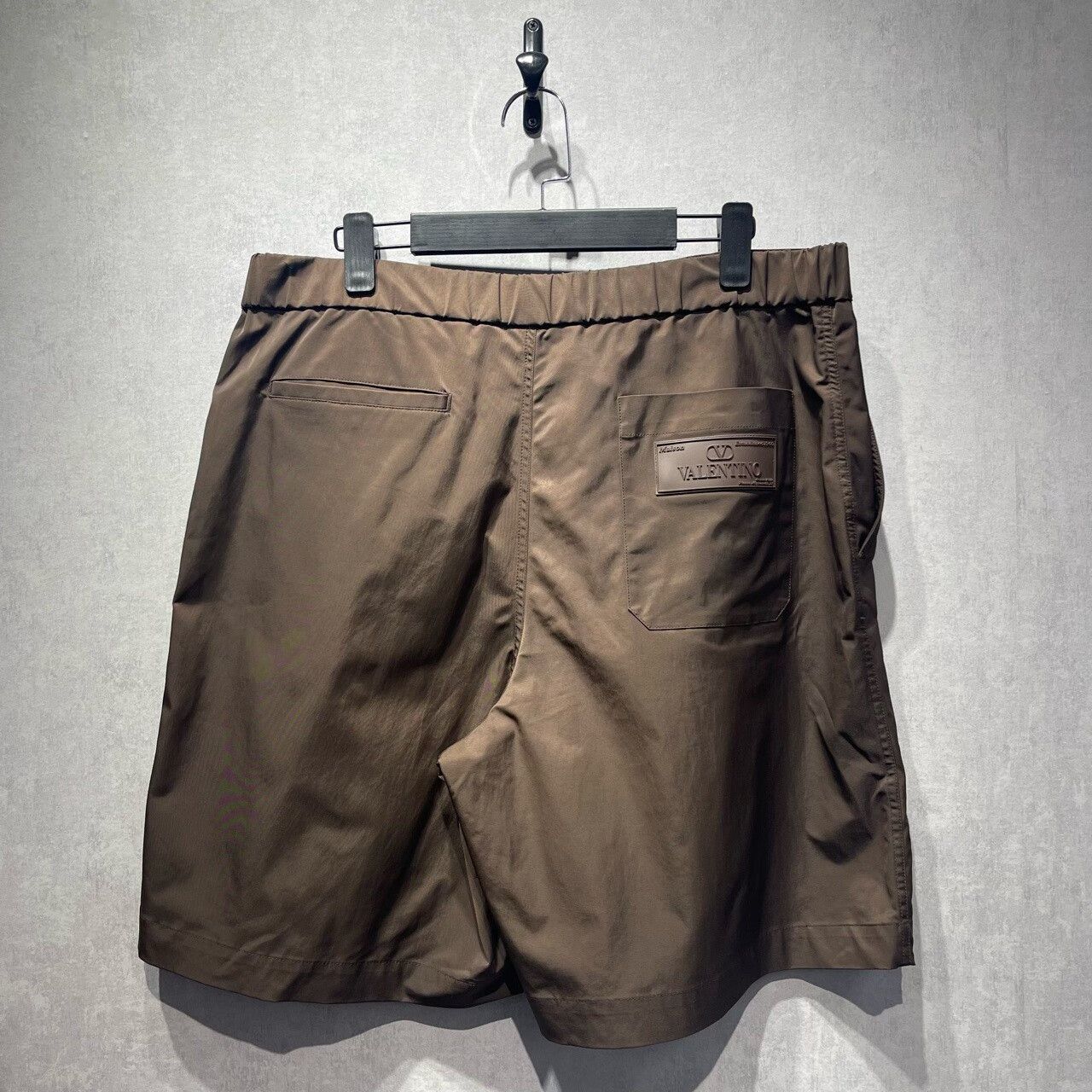 Valentino Valentino Back Logo Straight Shorts Size US 38 / EU 54 - 2 Thumbnail