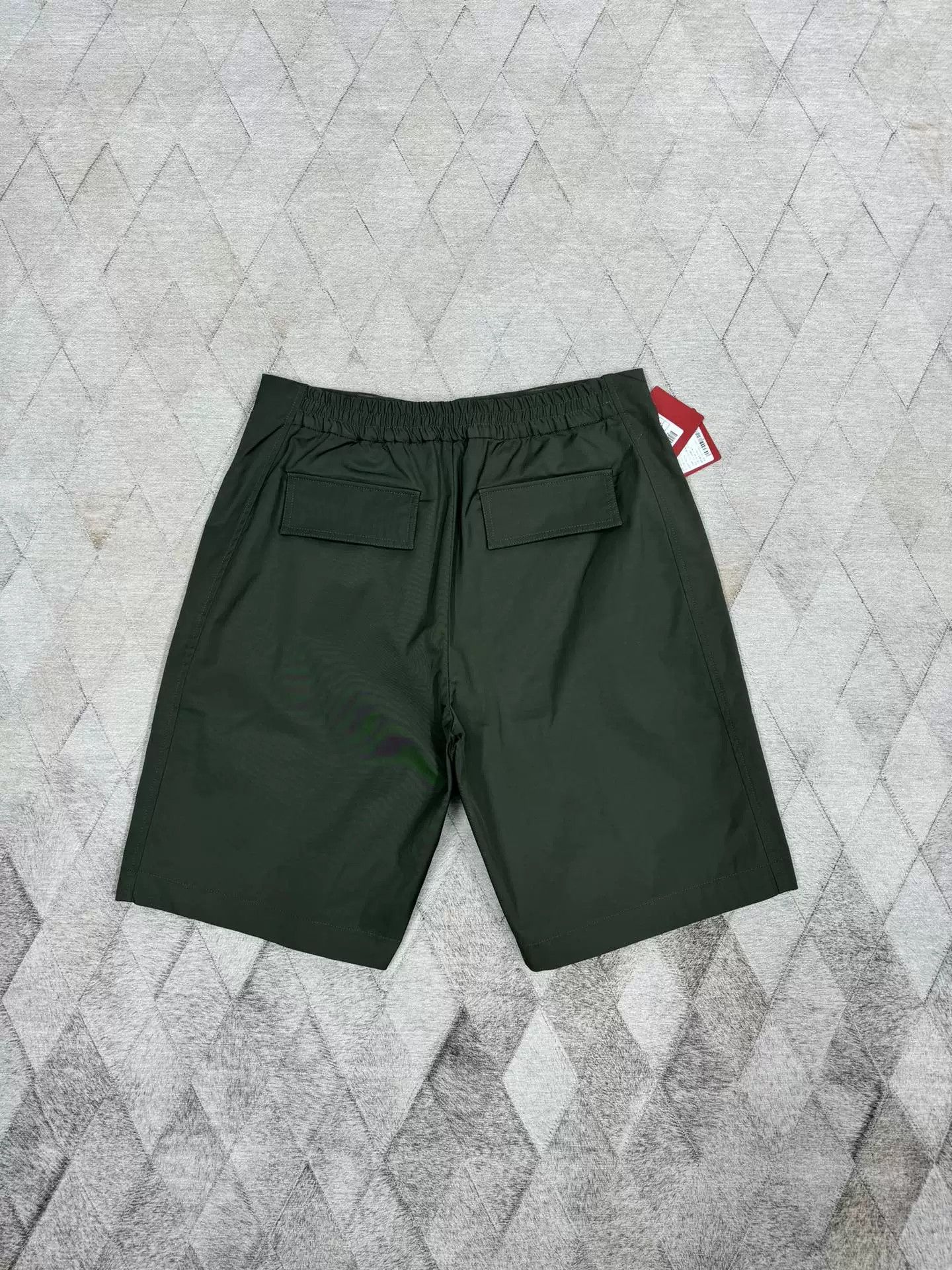 Valentino Valentino Army Green Cargo Shorts Size US 36 / EU 52 - 2 Thumbnail