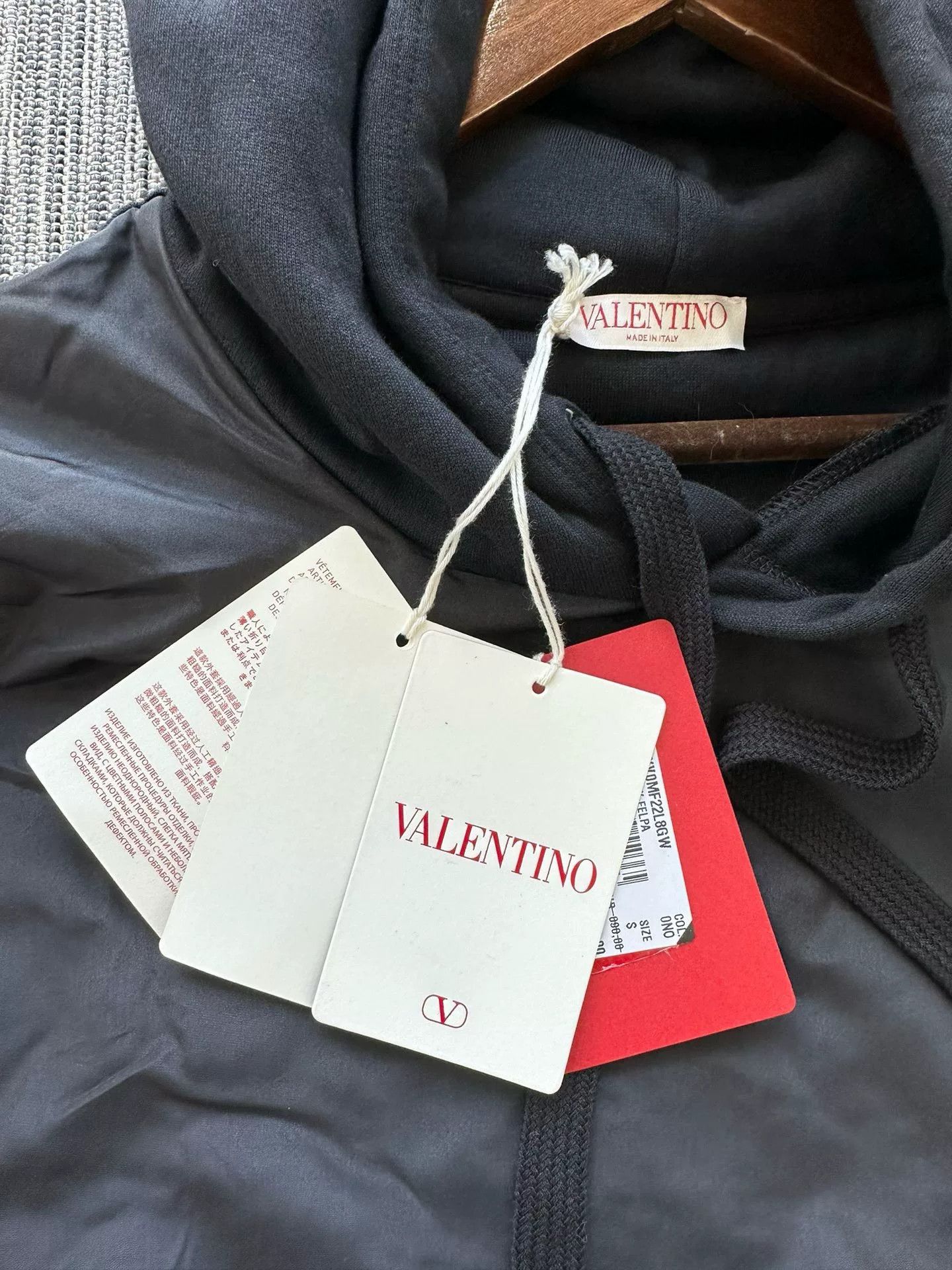 Valentino Valentino Men's Black Hoodie Italy Size US M / EU 48-50 / 2 - 3 Thumbnail