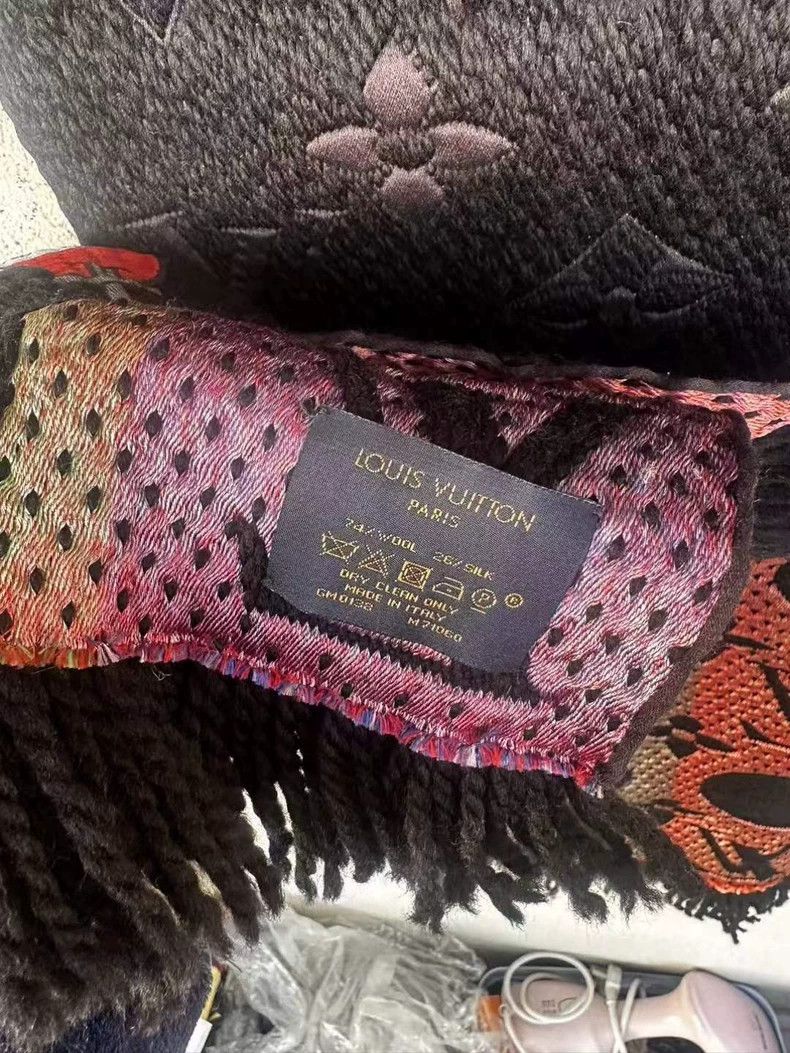 Louis Vuitton Louis Vuitton Limited Edition Badge Scarf Size ONE SIZE - 4 Thumbnail