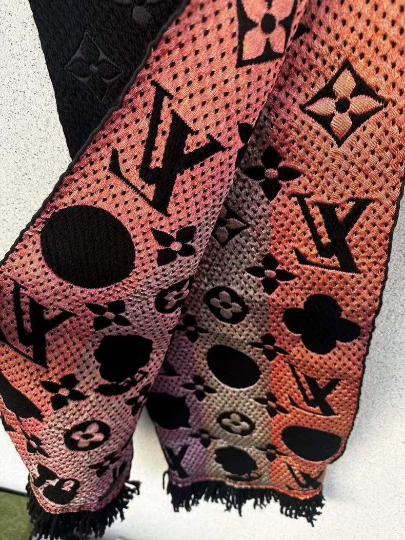 Louis Vuitton Louis Vuitton Limited Edition Badge Scarf Size ONE SIZE - 3 Thumbnail