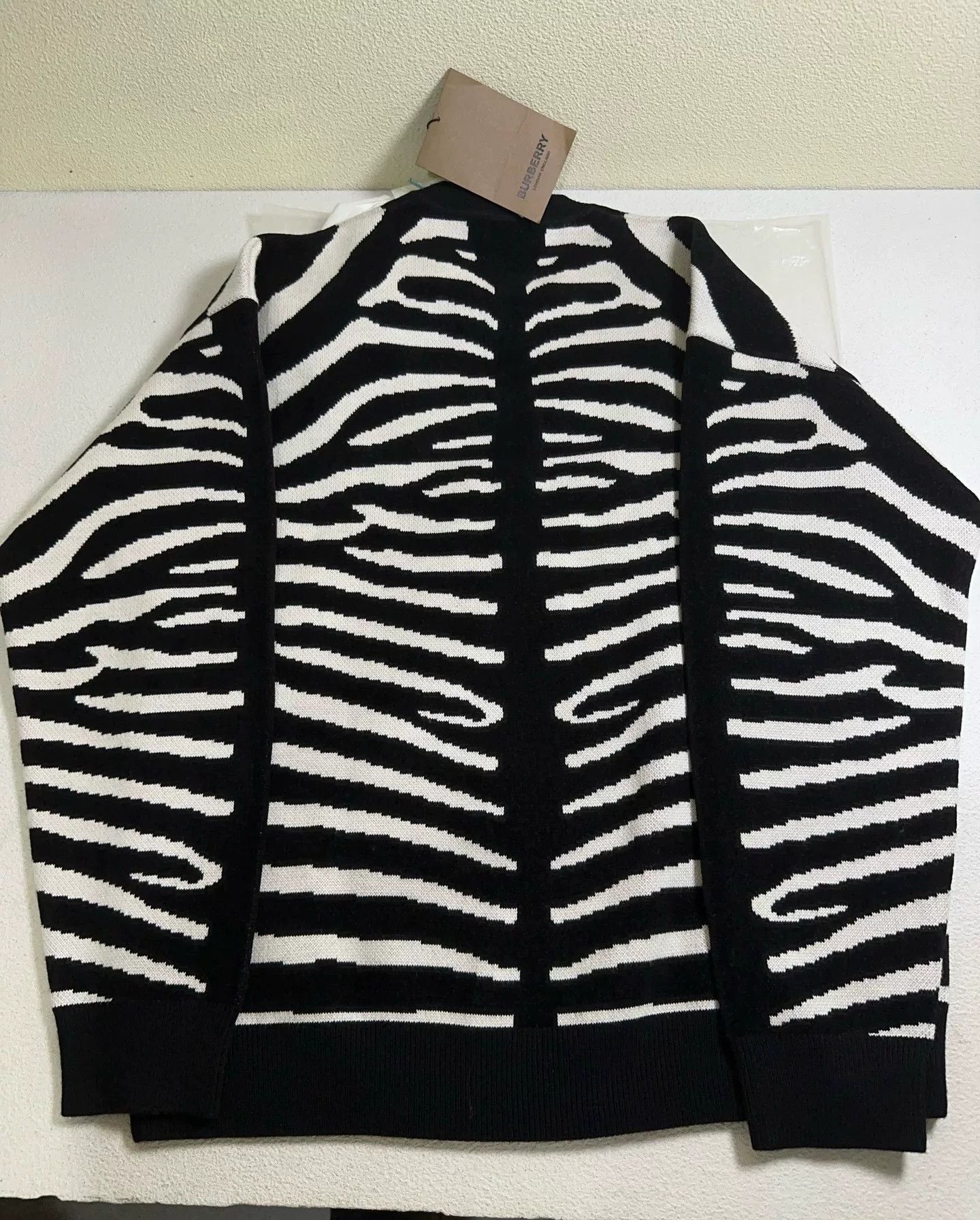 Burberry Burberry Zebra Pattern Logo Wool Sweater Size US M / EU 48-50 / 2 - 2 Thumbnail