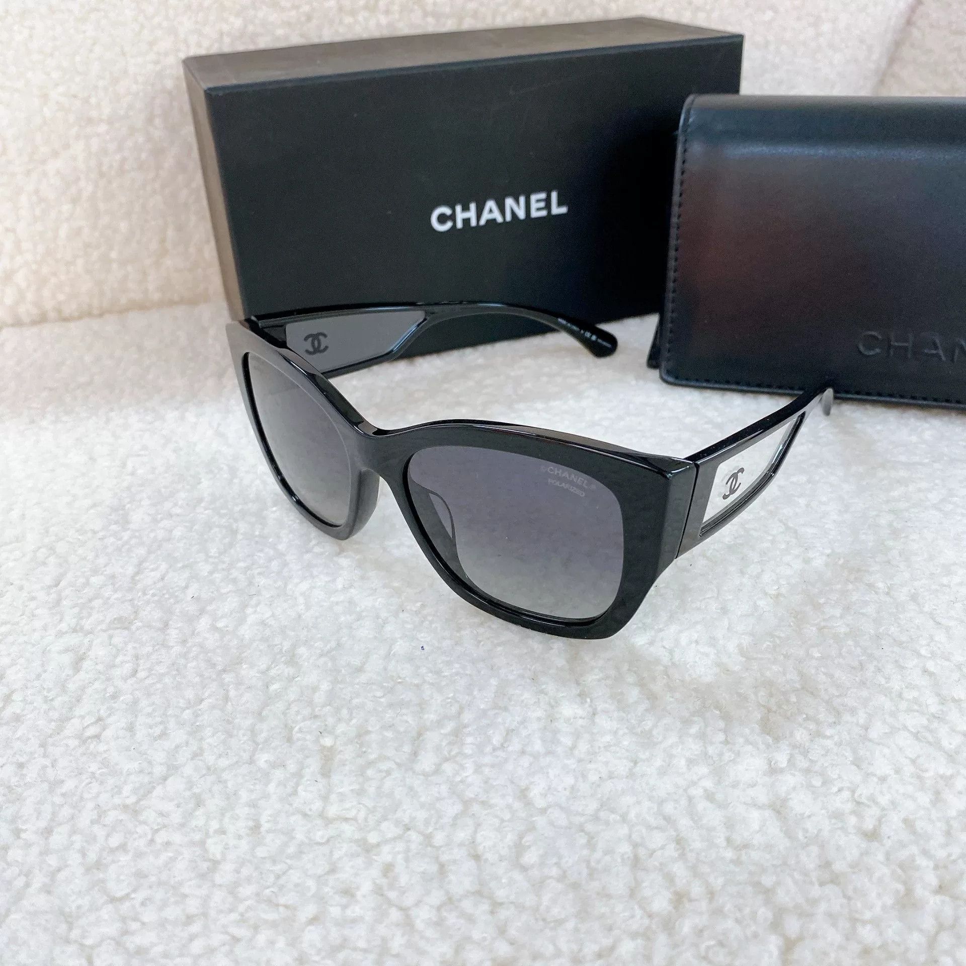 Chanel Chanel Black Sunglasses with CC Logo Size ONE SIZE - 4 Thumbnail