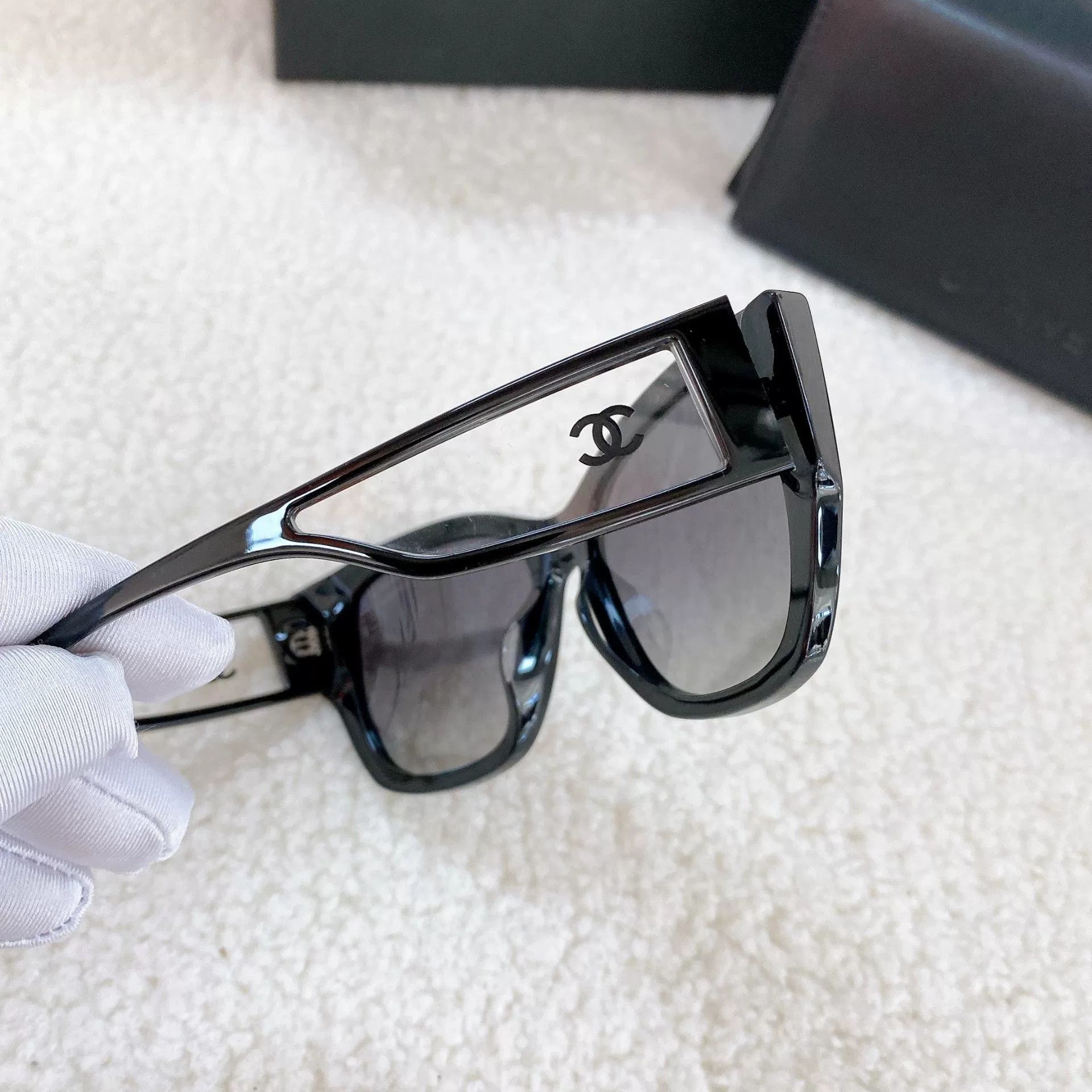 Chanel Chanel Black Sunglasses with CC Logo Size ONE SIZE - 6 Thumbnail