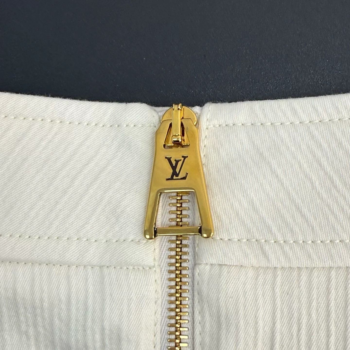 Louis Vuitton Louis Vuitton Cream Metal Logo Midi Skirt Size US 38 / EU 54 - 8 Thumbnail