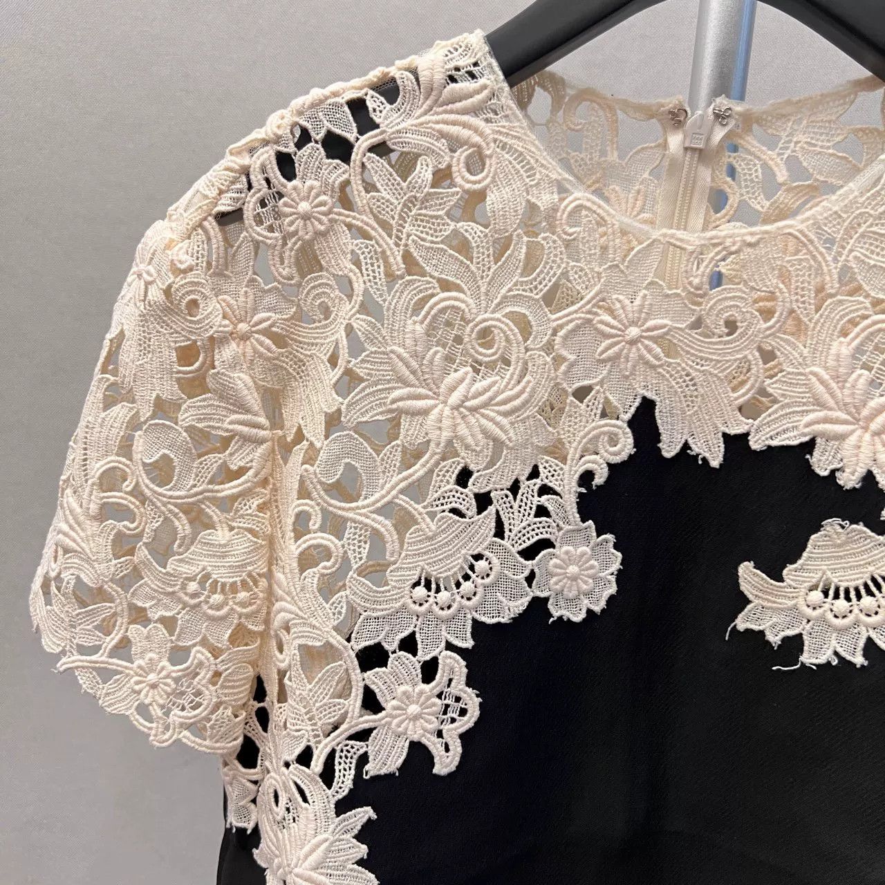 Valentino Valentino Silk Wool Lace Short Sleeve Size US M / EU 48-50 / 2 - 4 Thumbnail