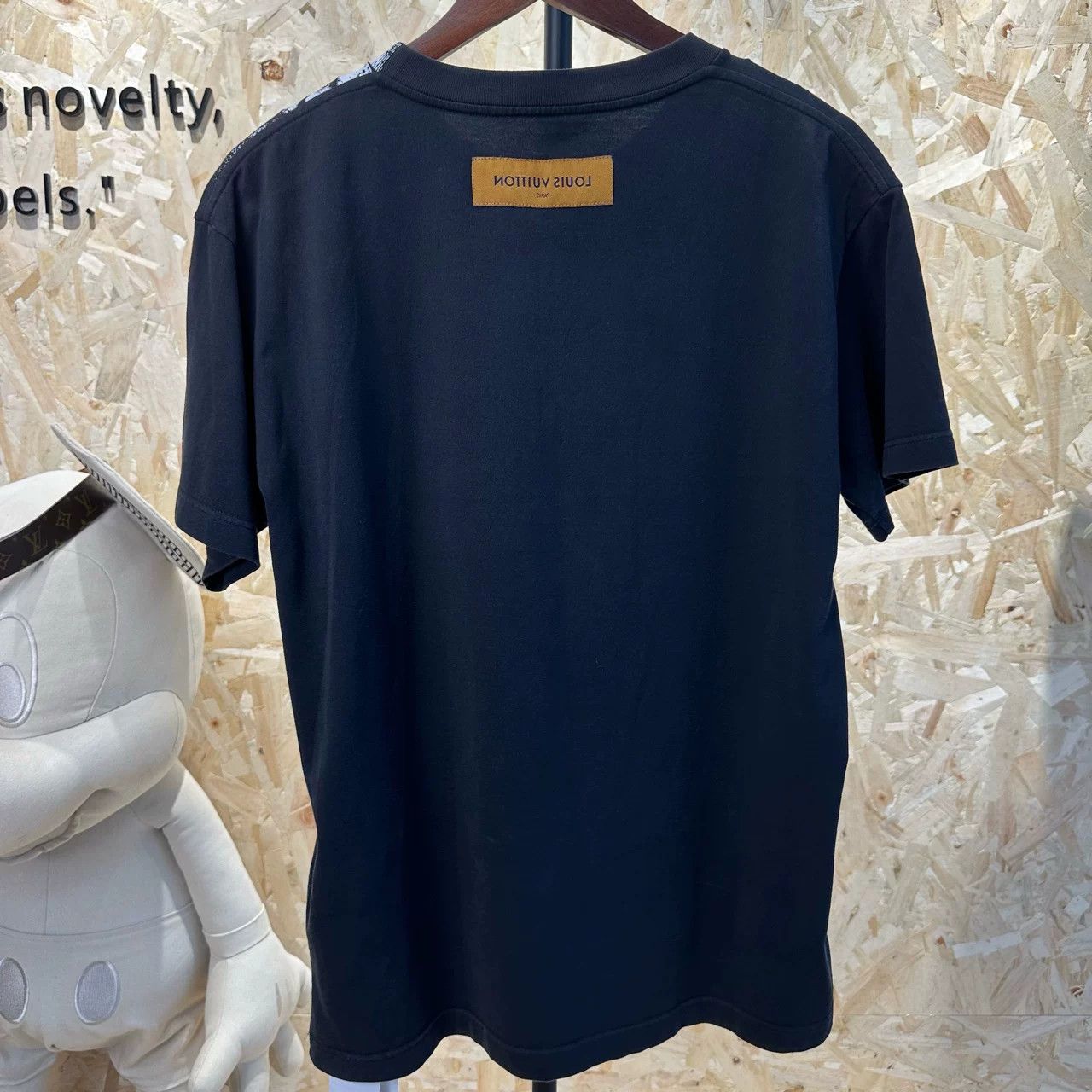 Louis Vuitton Louis Vuitton Chain Print Black Short Sleeve Size US S / EU 44-46 / 1 - 7 Thumbnail