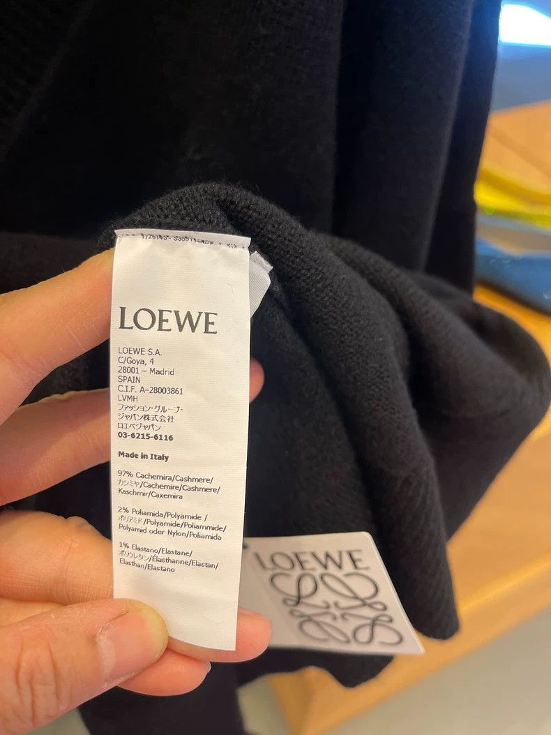 Loewe Loewe Asymmetric V-Neck Cashmere Sweater S Size US S / EU 44-46 / 1 - 7 Thumbnail