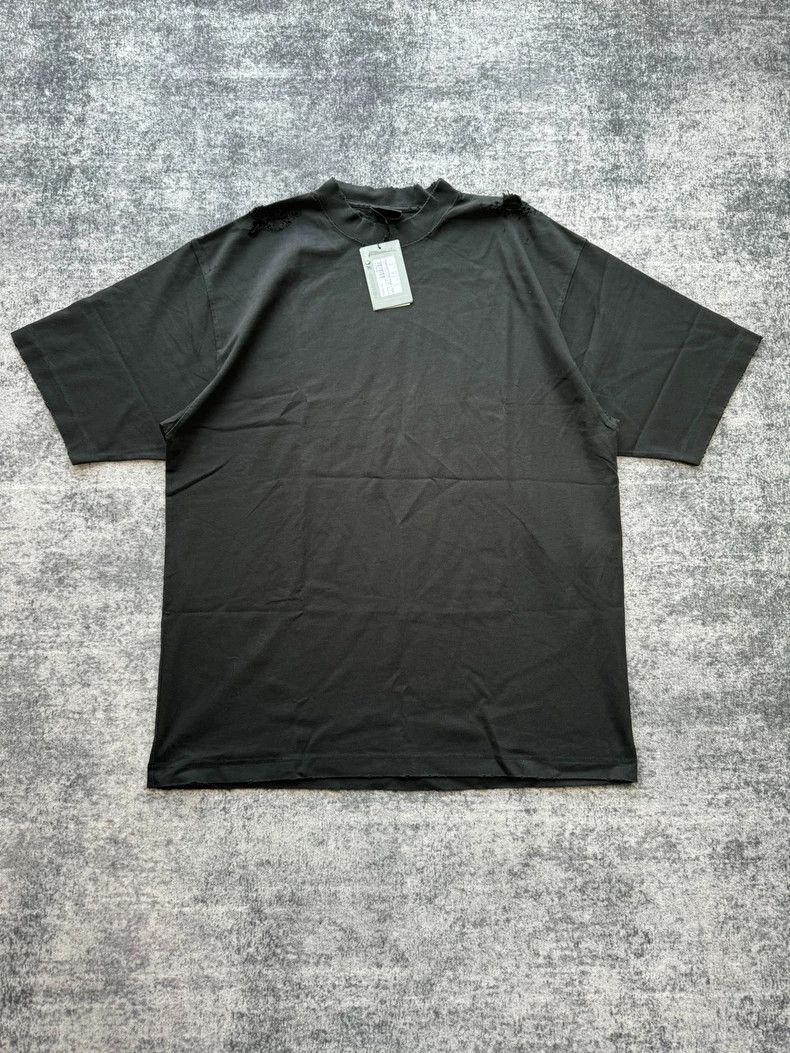 Balenciaga Balenciaga Back Sanskrit Logo Distressed Tee Size US M / EU 48-50 / 2 - 2 Thumbnail