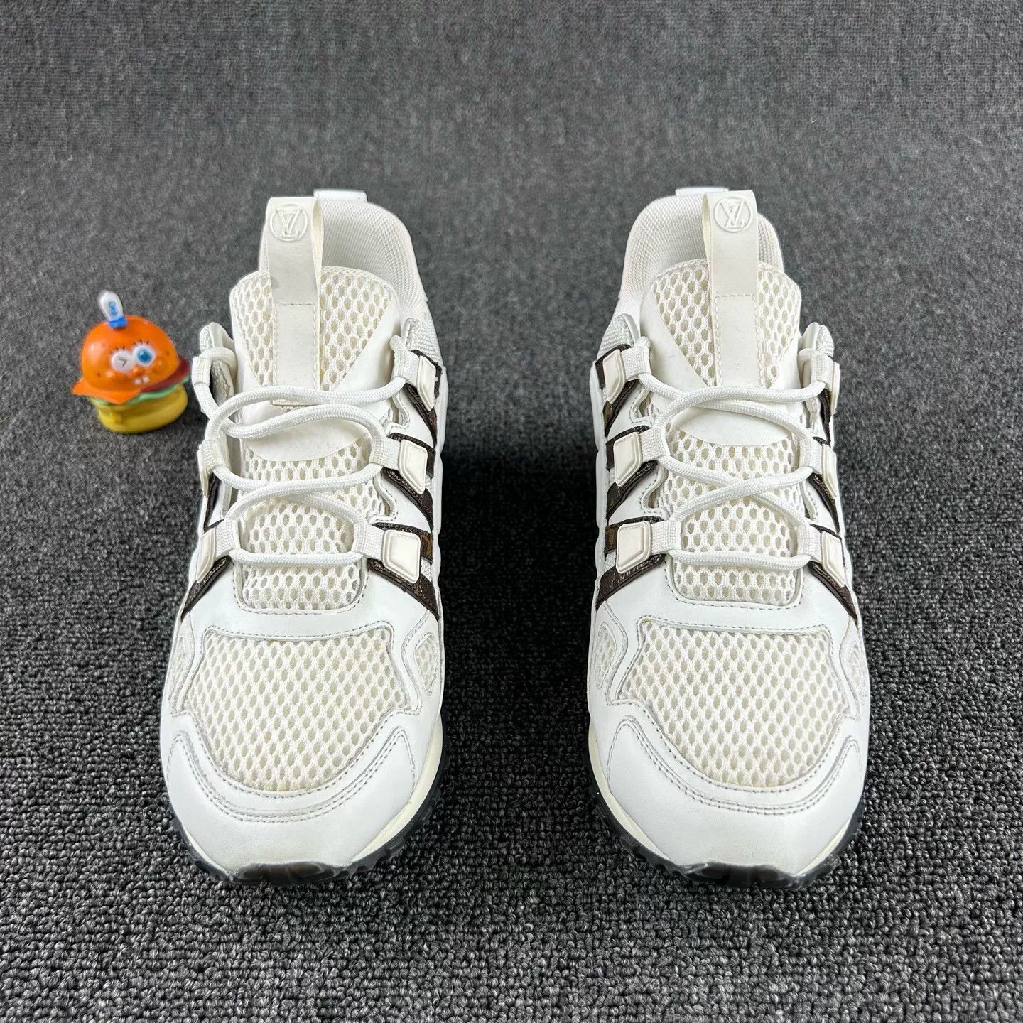 Louis Vuitton Louis Vuitton White Monogram Sneaker Size 37 Size US 6 / IT 36 - 2 Thumbnail