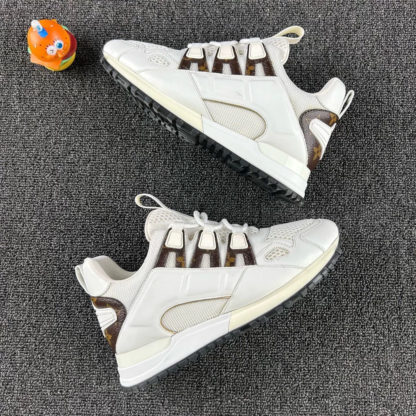Louis Vuitton Louis Vuitton White Monogram Sneaker Size 37 Size US 6 / IT 36 - 4 Thumbnail
