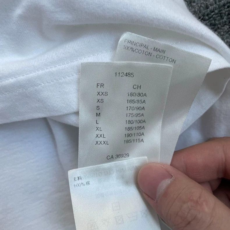 Louis Vuitton Louis Vuitton White Embossed Short Sleeve Tee Size US M / EU 48-50 / 2 - 8 Thumbnail