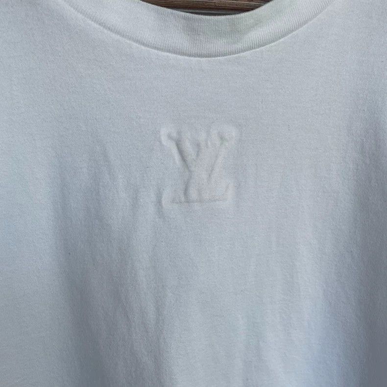 Louis Vuitton Louis Vuitton White Embossed Short Sleeve Tee Size US M / EU 48-50 / 2 - 4 Thumbnail