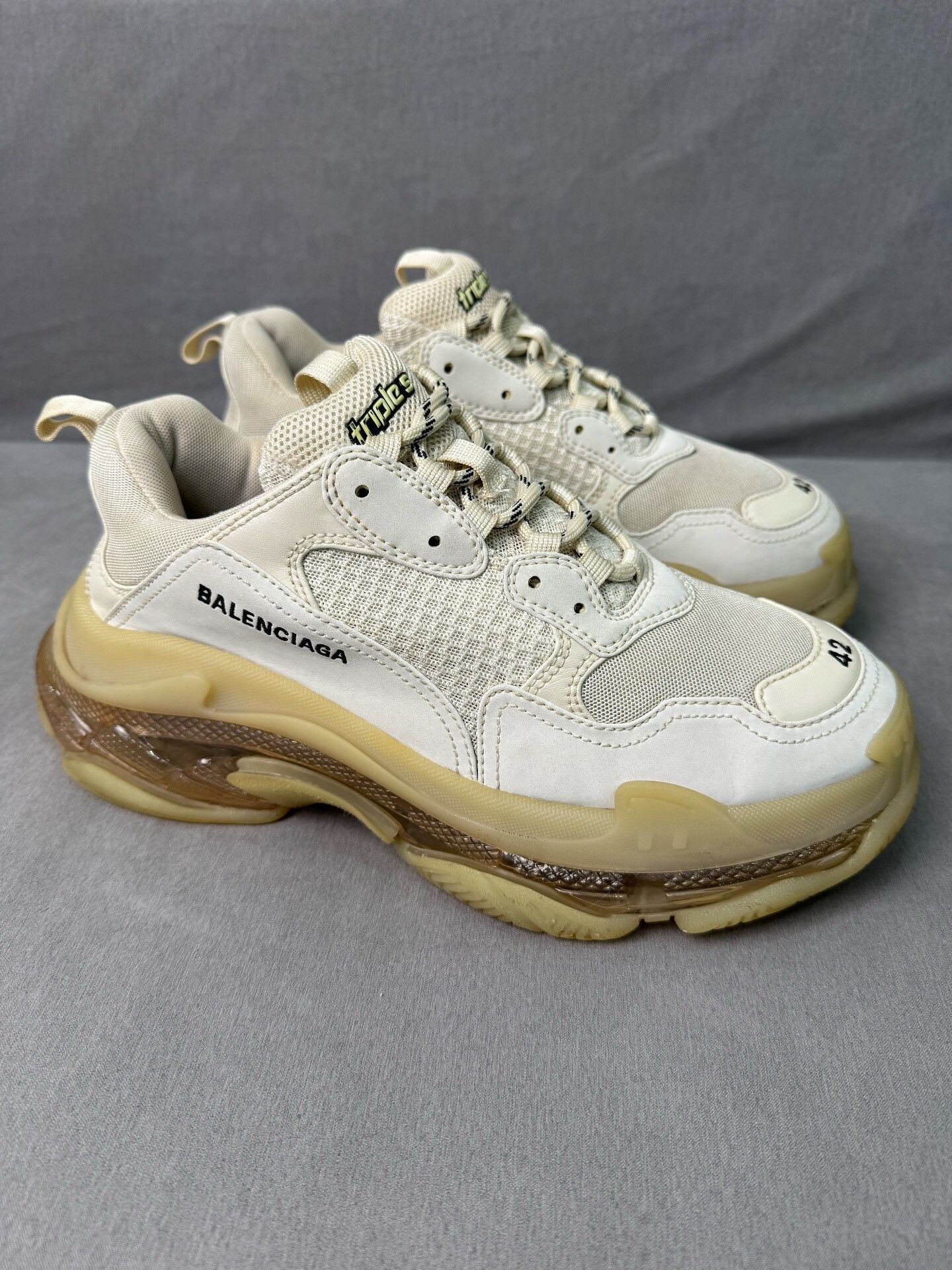 BALENCIAGA バレンシアガ スニーカー 42 クリーム Balenciaga Balenciaga Triple S Cream Sneakers Size 42 | Grailed