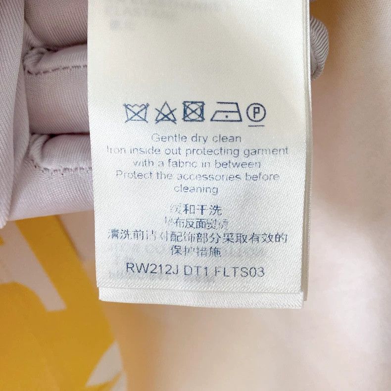 Louis Vuitton Louis Vuitton Monogram Logo Women's T-shirt Size US S / EU 44-46 / 1 - 8 Thumbnail