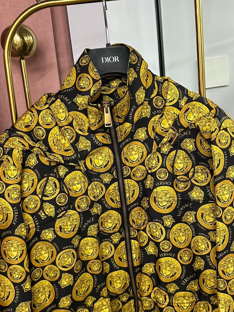 Versace Versace Gold Coin Logo Windbreaker Jacket Size US S / EU 44-46 / 1 - 2 Thumbnail