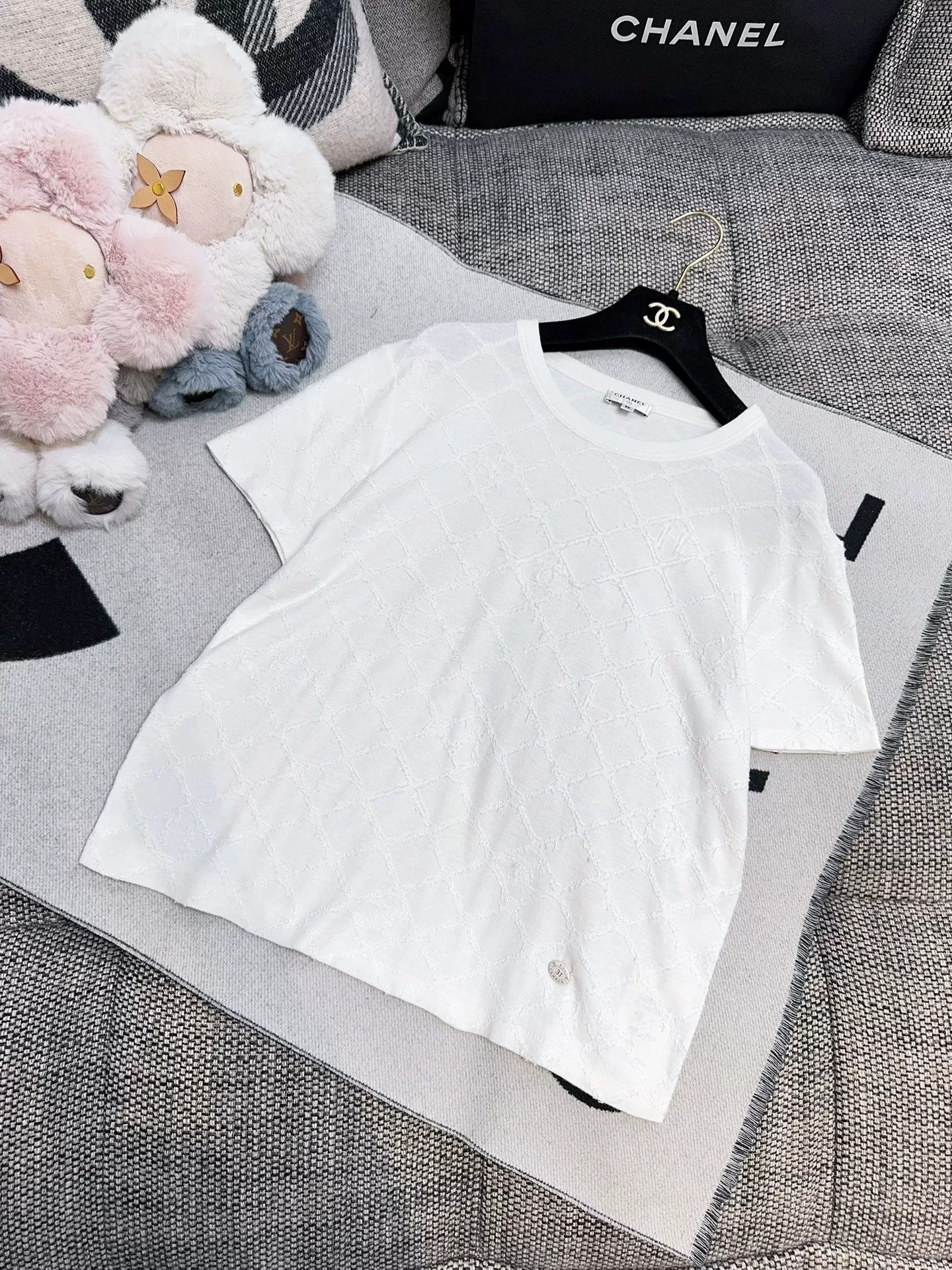 Chanel white quilted short sleeve Chanel t-shirt Size US S / EU 44-46 / 1 - 8 Thumbnail