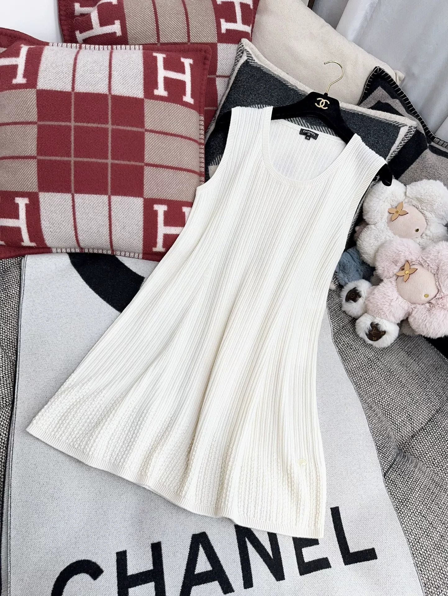 Chanel Chanel 18S Off-White Knitted Vest Dress Size US M / EU 48-50 / 2 - 9 Thumbnail