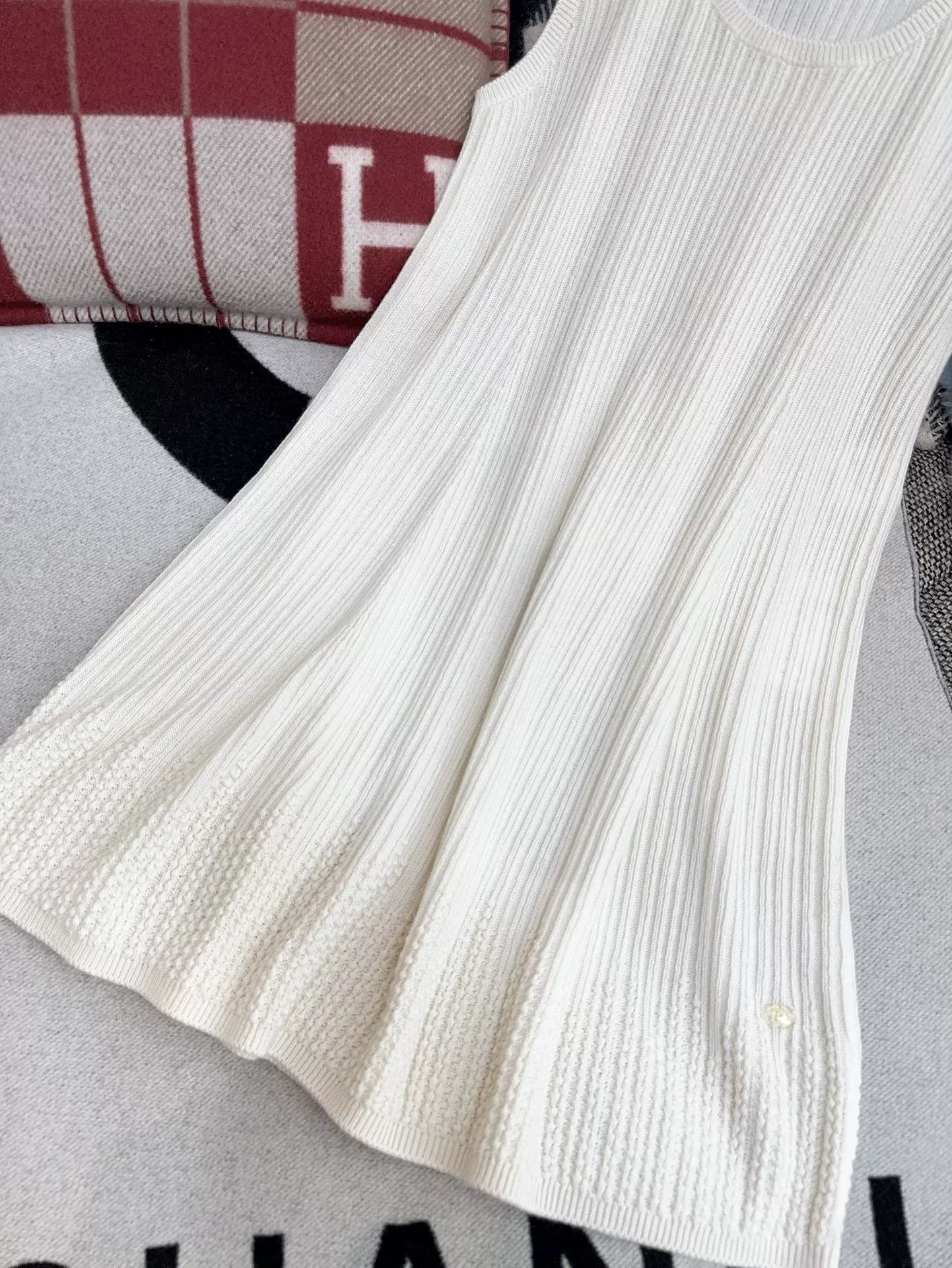 Chanel Chanel 18S Off-White Knitted Vest Dress Size US M / EU 48-50 / 2 - 4 Thumbnail