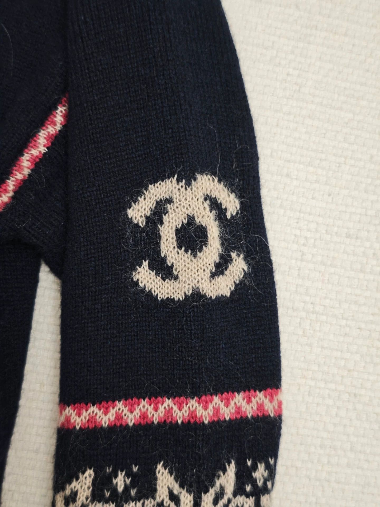 Chanel navy v-neck sweater with pink borders Size US S / EU 44-46 / 1 - 5 Thumbnail