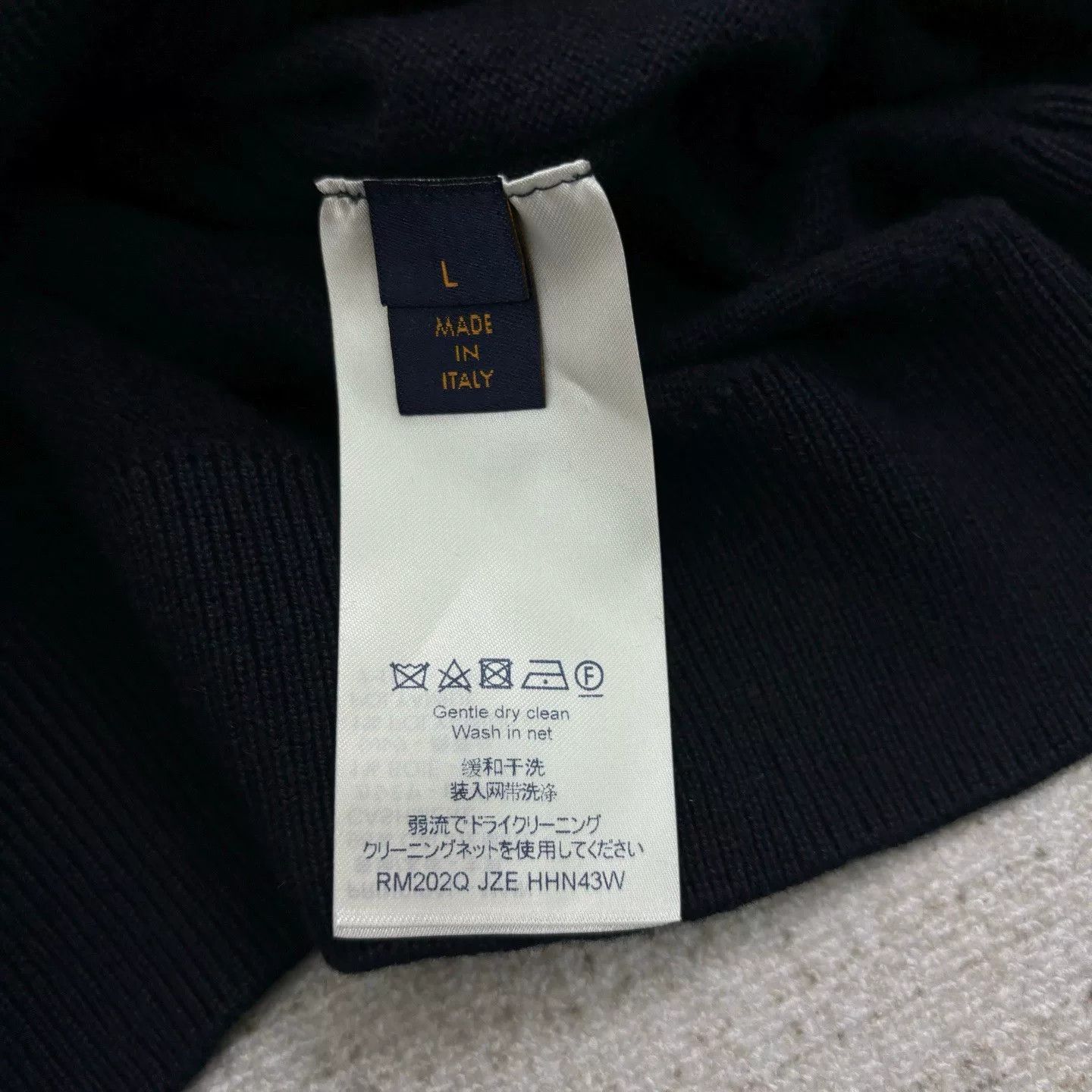Louis Vuitton Louis Vuitton Solid Back Logo Hoodie Size US L / EU 52-54 / 3 - 5 Thumbnail