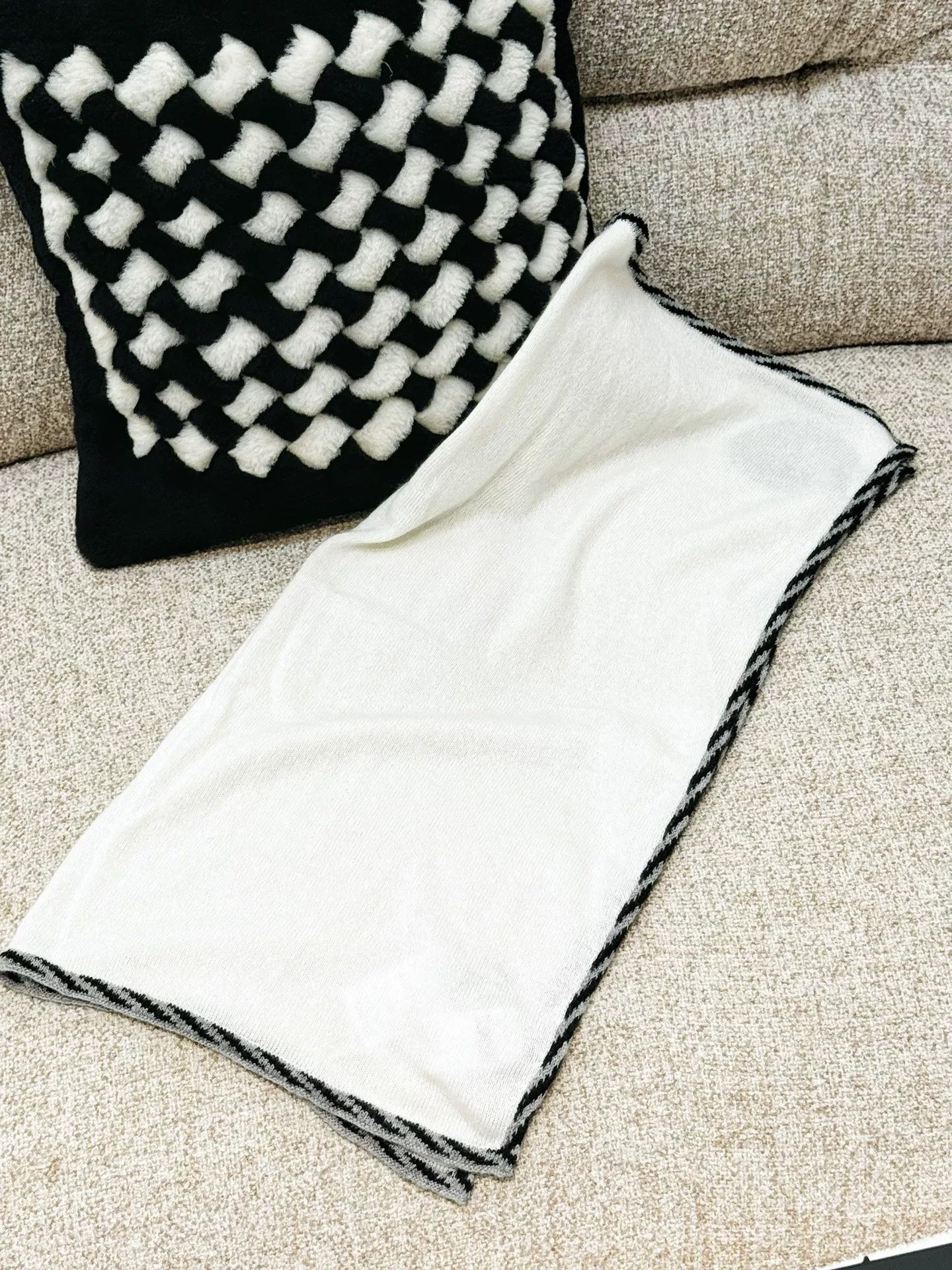 Chanel Chanel 23C White Cashmere Scarf Size ONE SIZE - 3 Thumbnail