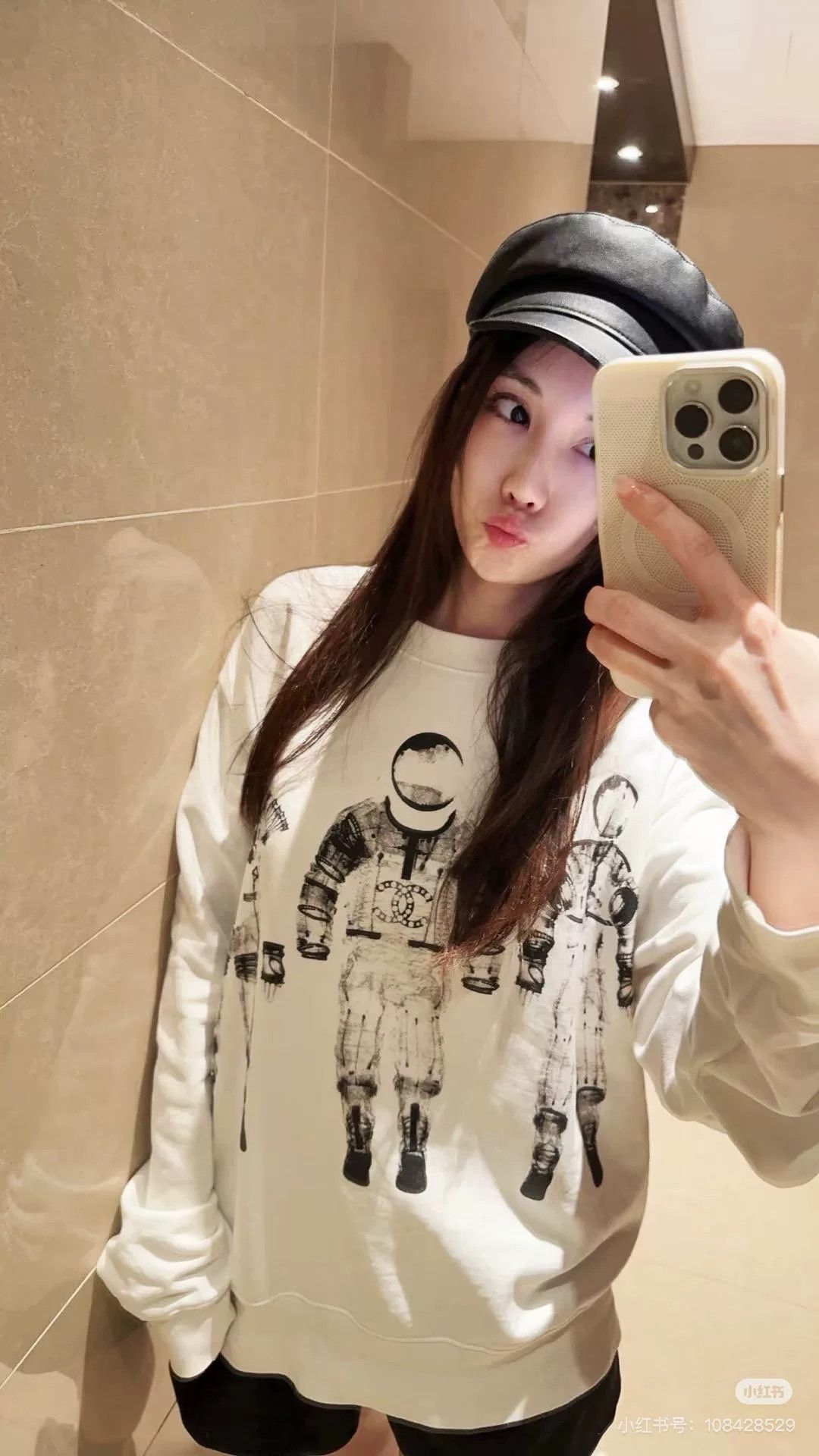 Chanel chanel astronaut graphic white sweatshirt Size US S / EU 44-46 / 1 - 9 Thumbnail