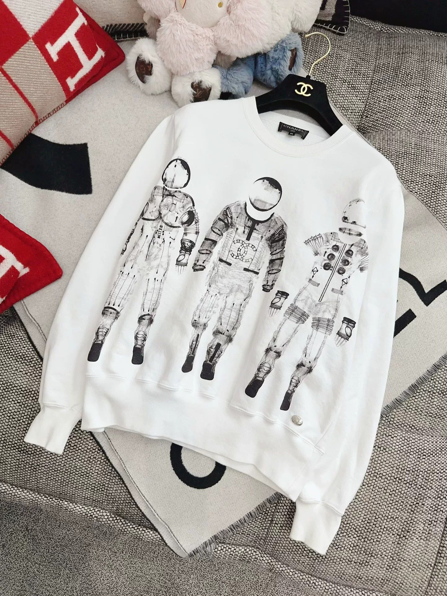 Chanel chanel astronaut graphic white sweatshirt Size US S / EU 44-46 / 1 - 7 Thumbnail