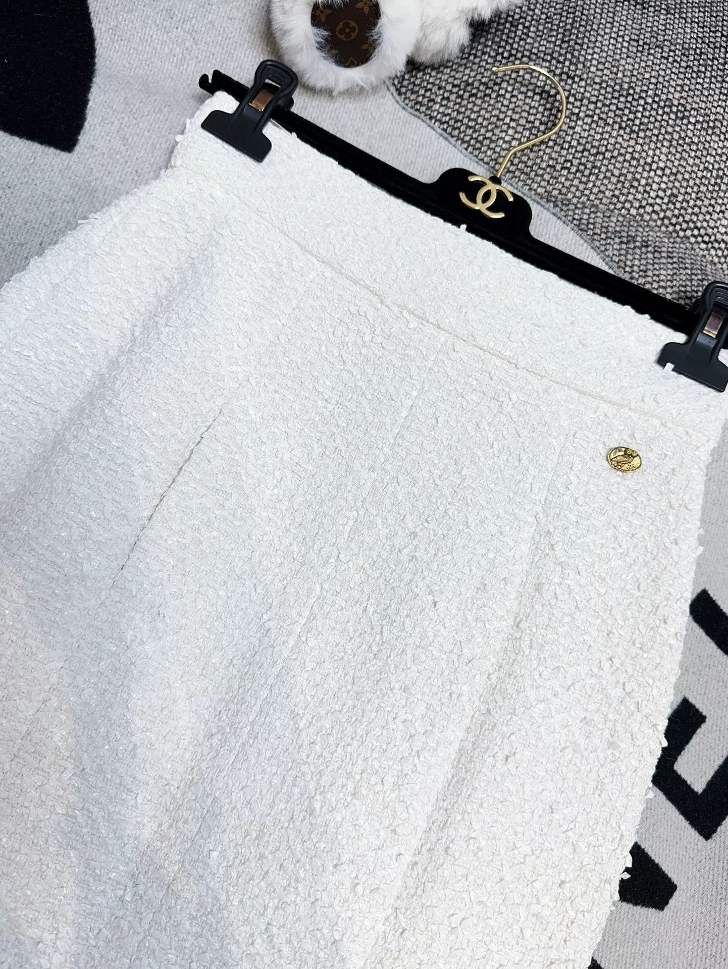 Chanel white sequin embroidered high-waisted skirt Size US 36 / EU 52 - 4 Thumbnail