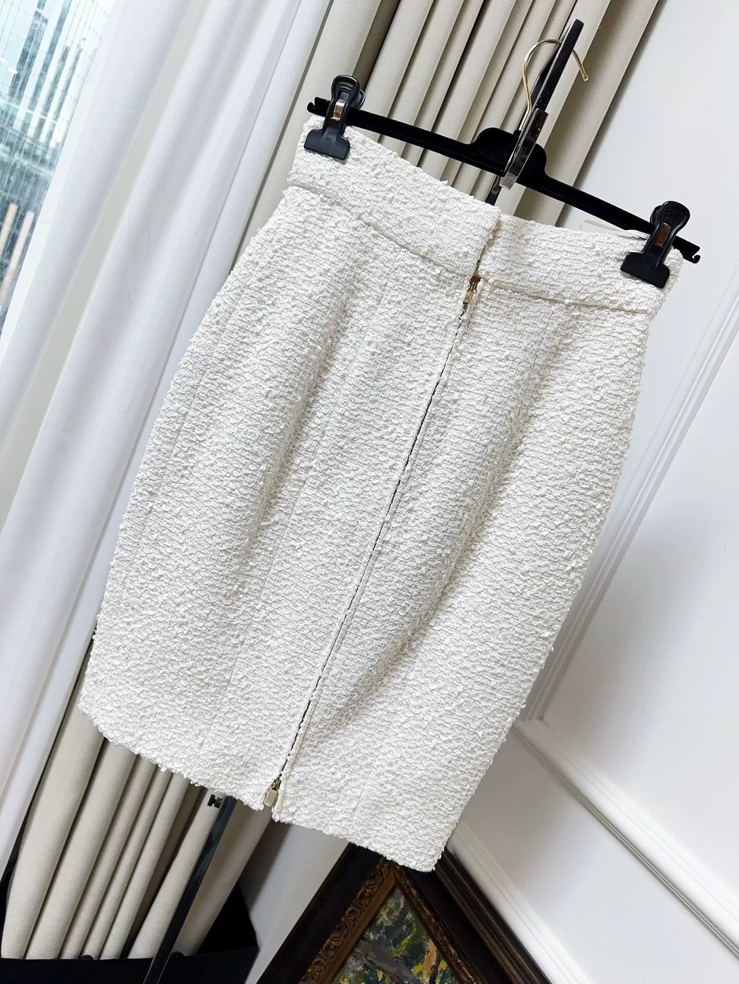 Chanel white sequin embroidered high-waisted skirt Size US 36 / EU 52 - 2 Thumbnail
