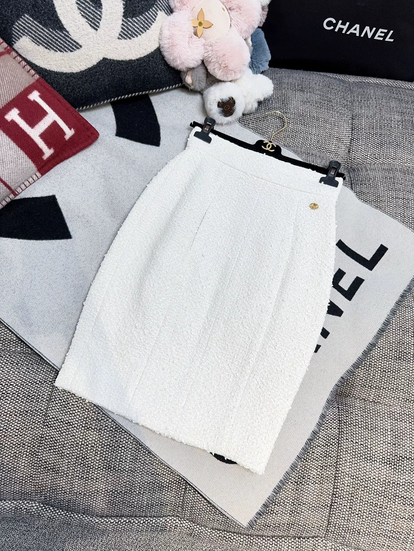 Chanel white sequin embroidered high-waisted skirt Size US 36 / EU 52 - 3 Thumbnail