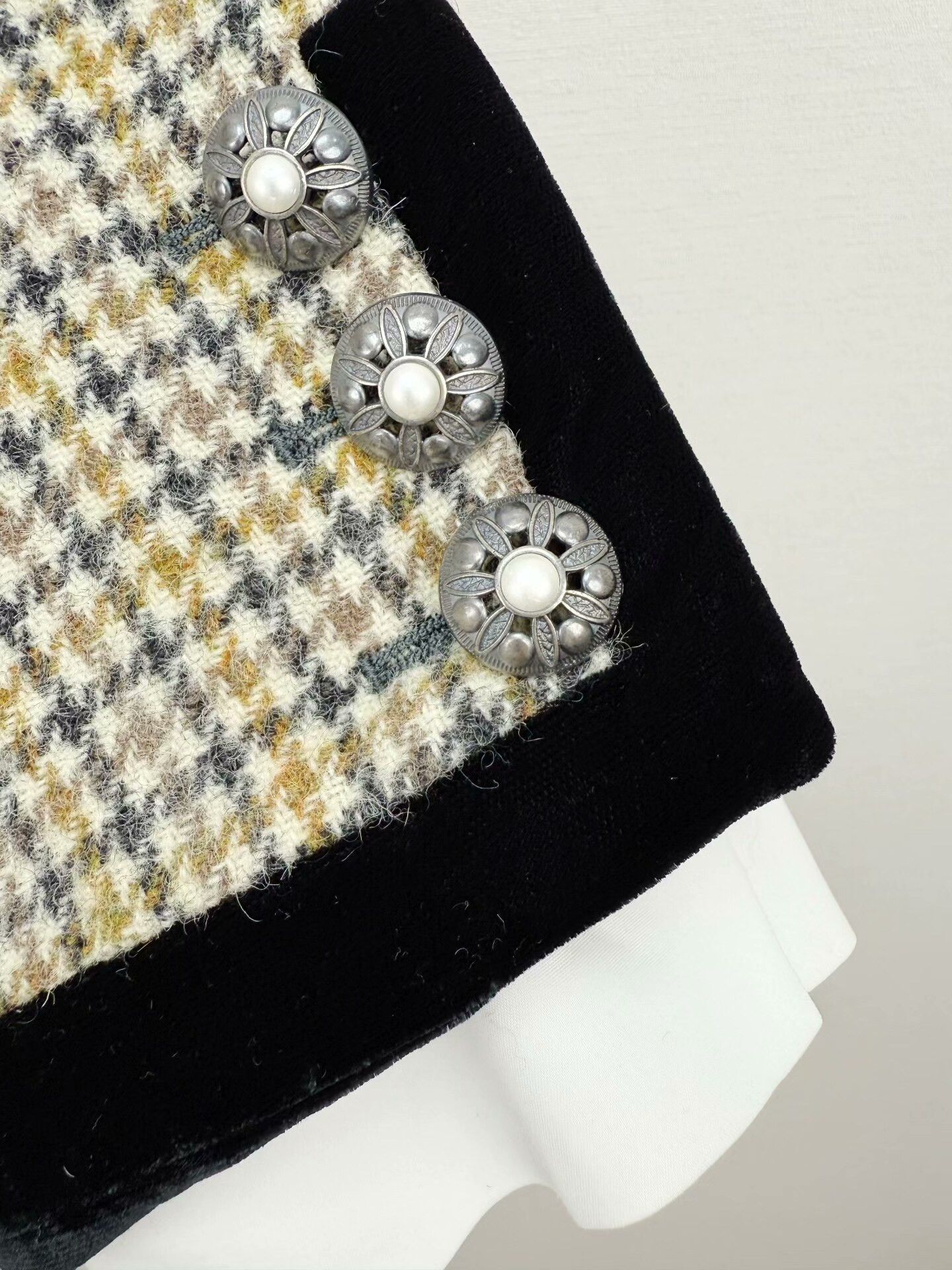 Miu Miu miu miu tweed cropped jacket in black beige Size US M / EU 48-50 / 2 - 4 Thumbnail