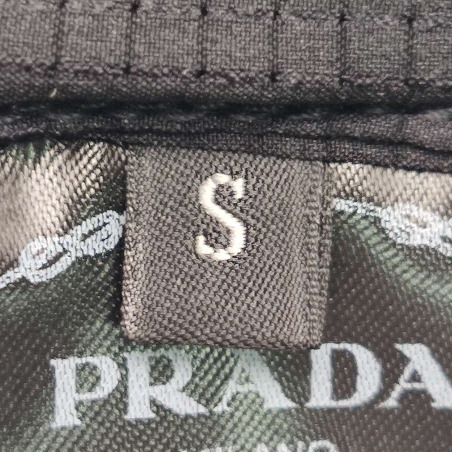 Prada Prada Solid Letter Logo Shorts S Size Size US 30 / EU 46 - 13 Thumbnail