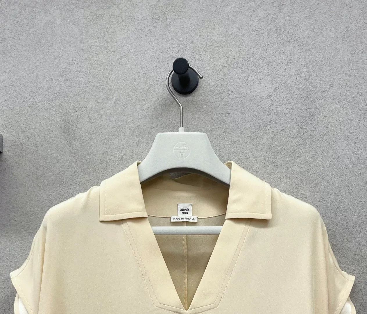 Hermes Hermes Beige V-neck Dress Size US S / EU 44-46 / 1 - 4 Thumbnail