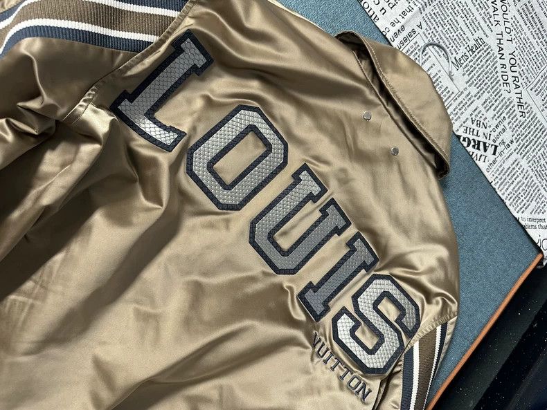 Louis Vuitton Louis Vuitton Gold Logo Jacket Size 48 Size US L / EU 52-54 / 3 - 3 Thumbnail
