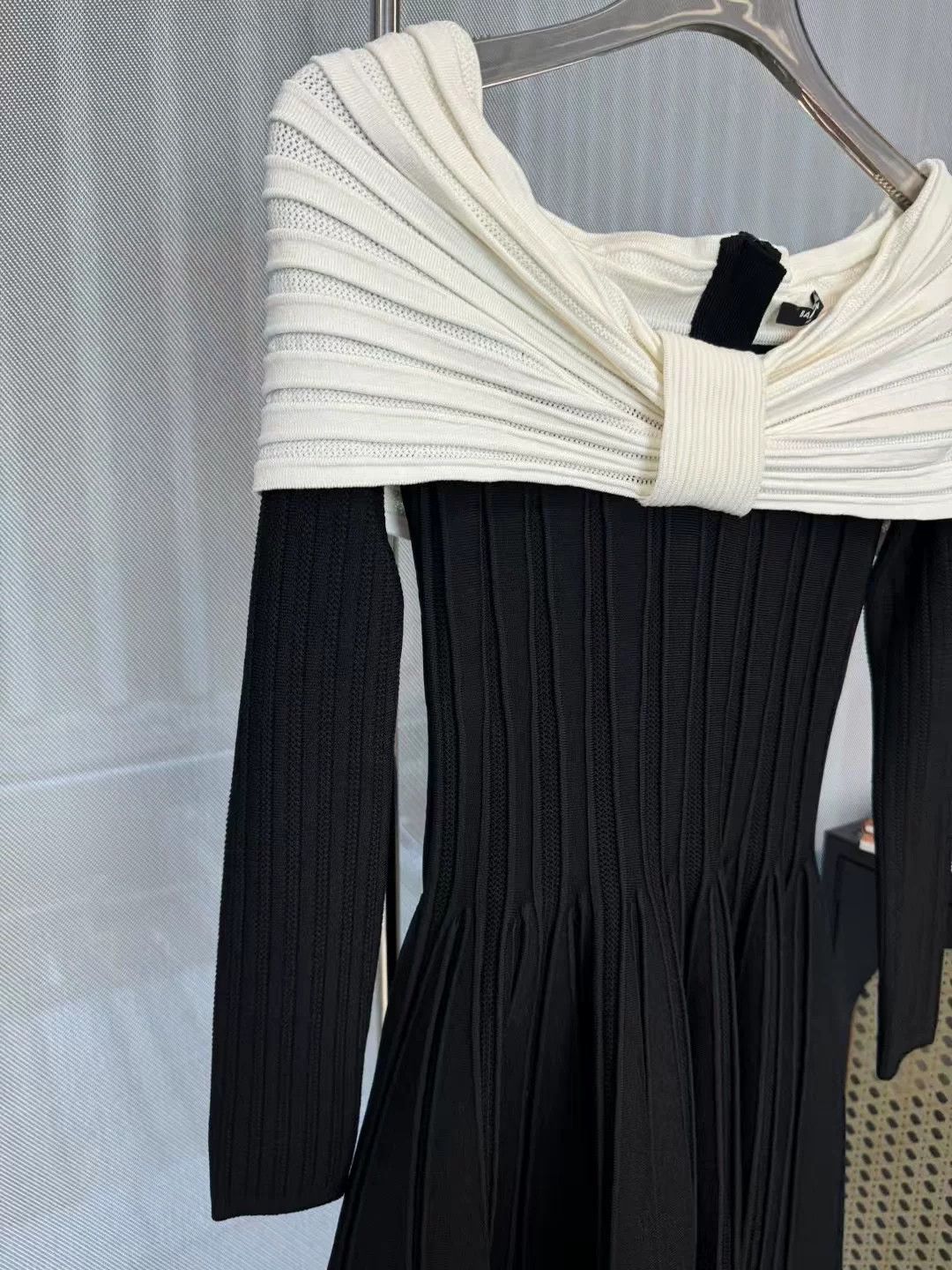 Balmain black and white off-shoulder knitted dress Size US S / EU 44-46 / 1 - 4 Thumbnail