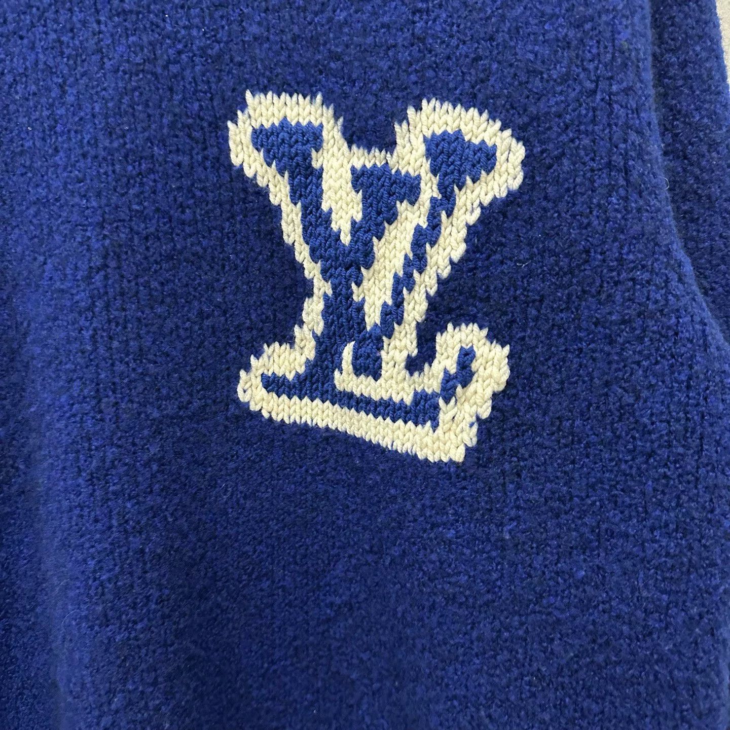 Louis Vuitton Louis Vuitton Blue Logo Teddy Sweater Size US M / EU 48-50 / 2 - 2 Thumbnail