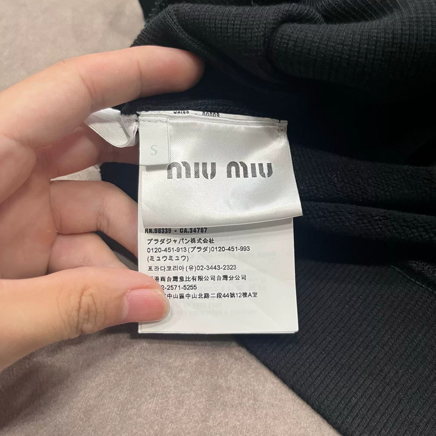 Miu Miu miumiu black logo zip-up hoodie size s Size US S / EU 44-46 / 1 - 5 Thumbnail
