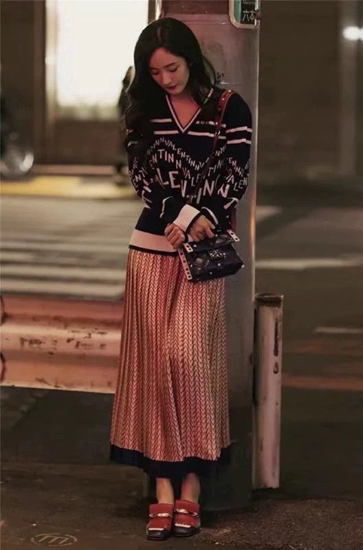 Valentino Valentino Runway V-Neck Sweater Size US S / EU 44-46 / 1 - 9 Thumbnail