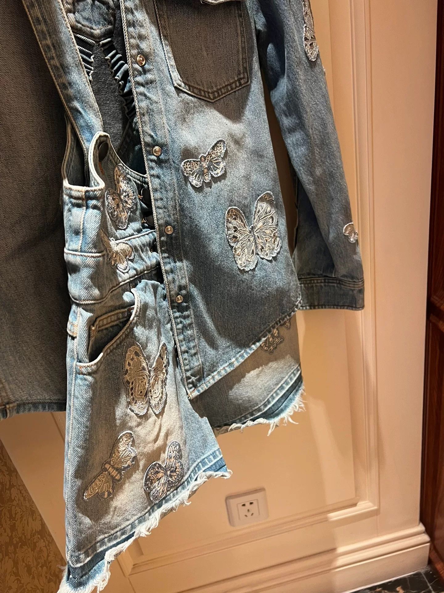 Valentino Valentino Butterfly Embroidery Denim Shirt Size US S / EU 44-46 / 1 - 6 Thumbnail