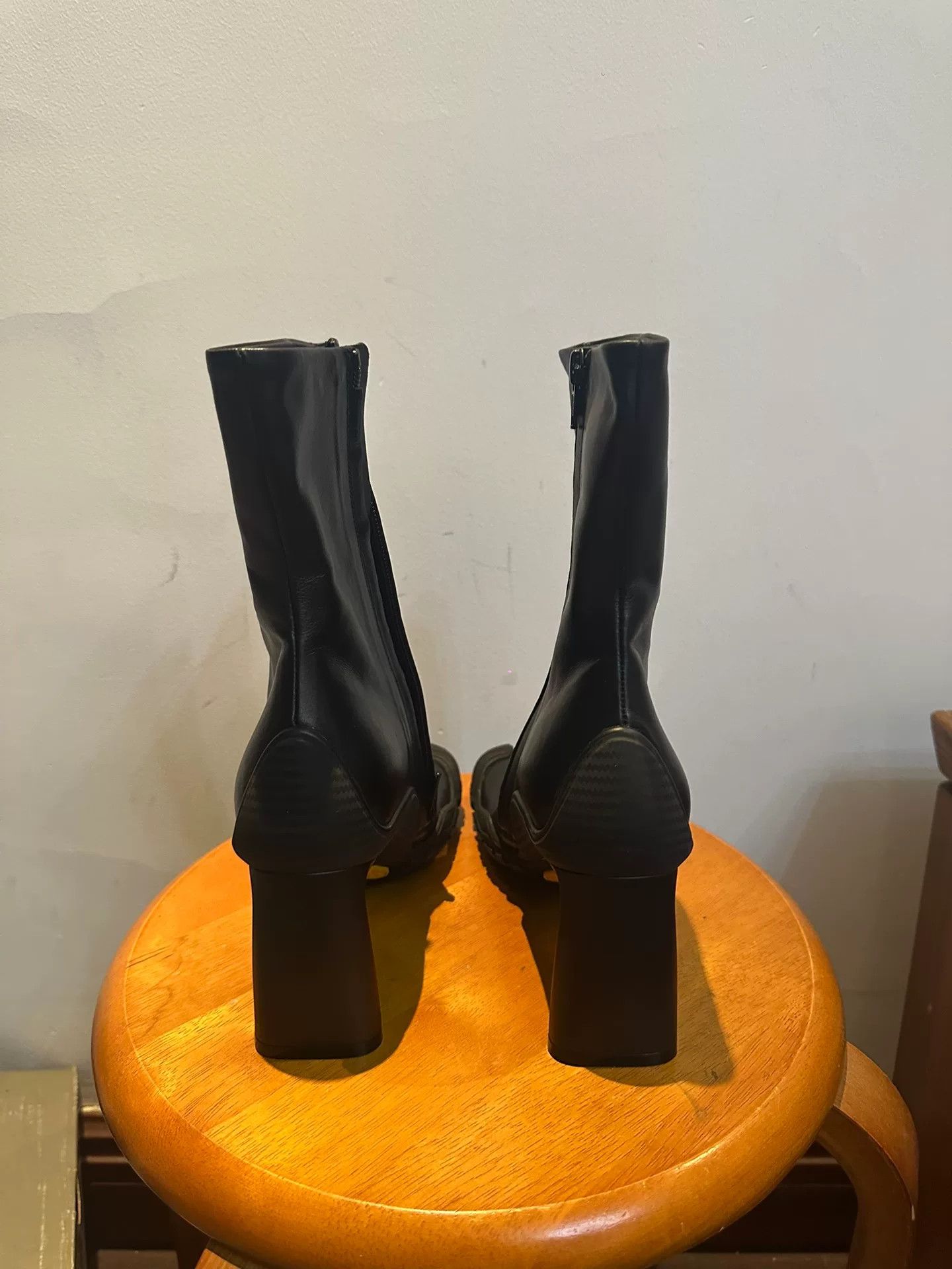 Balenciaga Balenciaga Black Leather Zip Ankle Boots Size US 5 / IT 35 - 2 Thumbnail